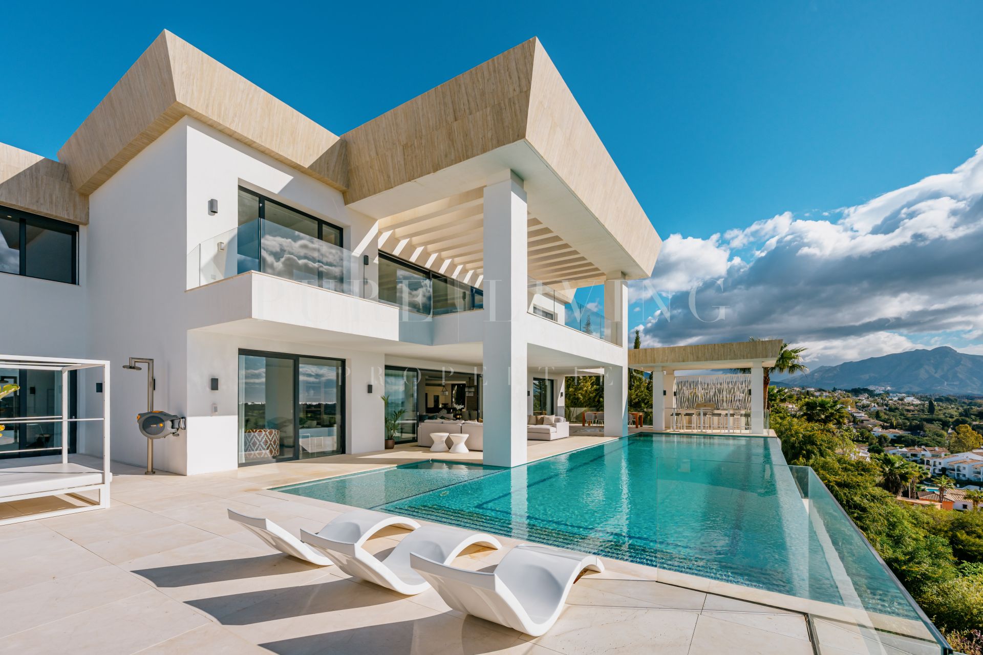 Villa contemporaine de sept chambres avec des vues panoramiques époustouflantes à Paraiso Alto, Benahavis.