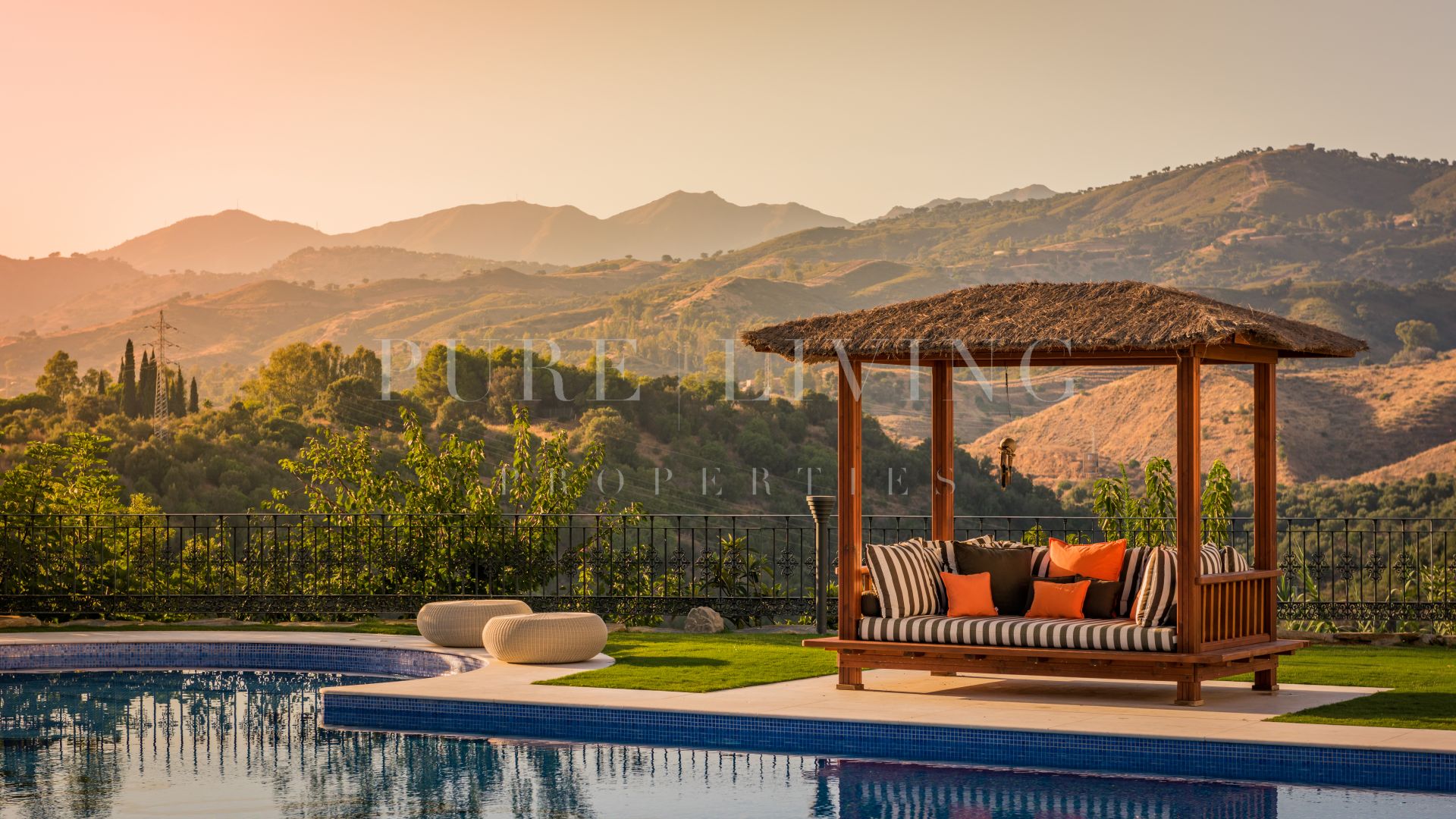 Luxe villa met zeven slaapkamers en spectaculair uitzicht in Hacienda Las Chapas, Marbella Oost.