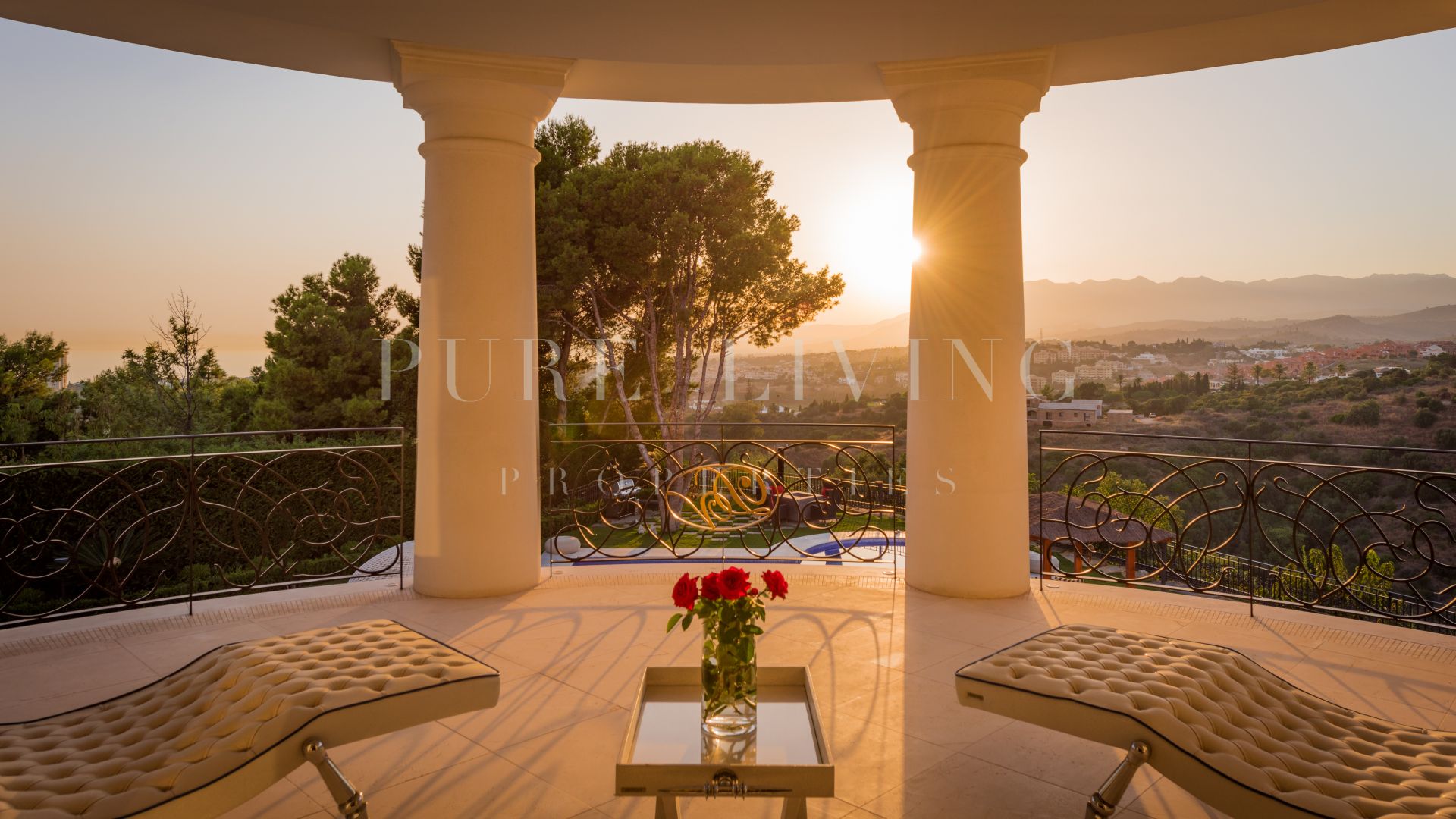 Luxe villa met zeven slaapkamers en spectaculair uitzicht in Hacienda Las Chapas, Marbella Oost.