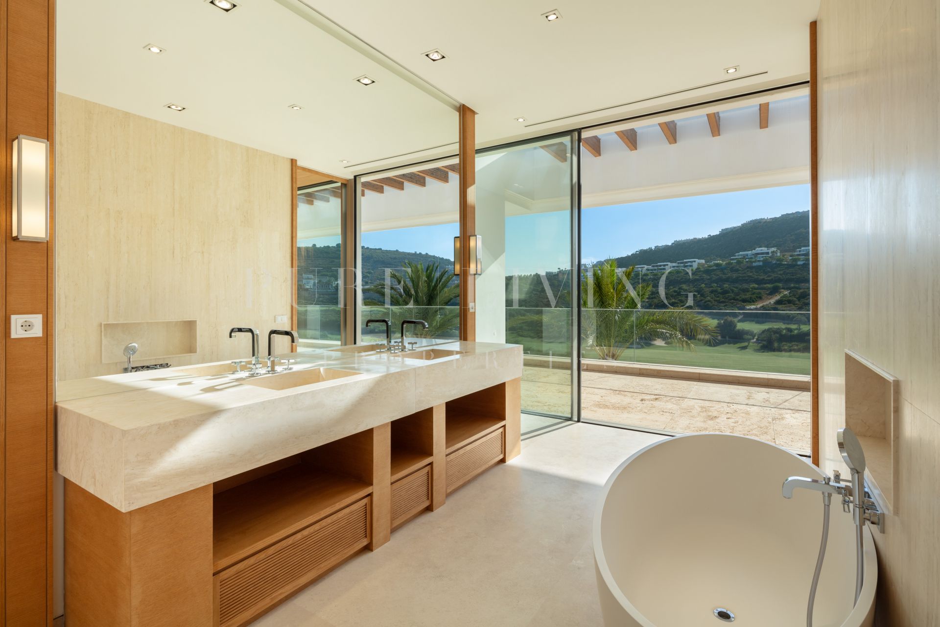 Sublieme moderne villa met vijf slaapkamers en prachtig uitzicht over de golfbaan en de Middellandse Zee in Finca Cortesin, Casares.