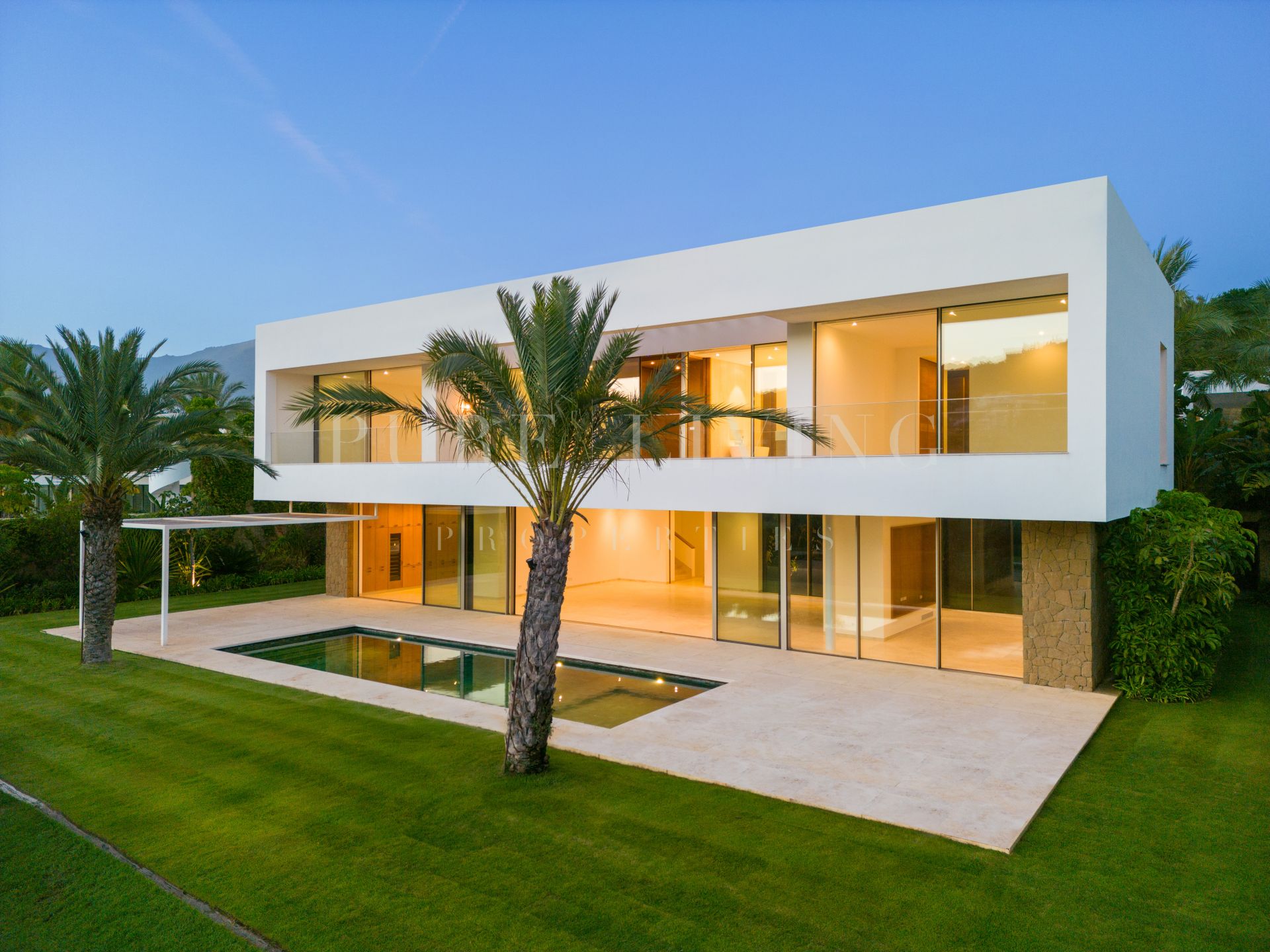 Sublieme moderne villa met vijf slaapkamers en prachtig uitzicht over de golfbaan en de Middellandse Zee in Finca Cortesin, Casares.