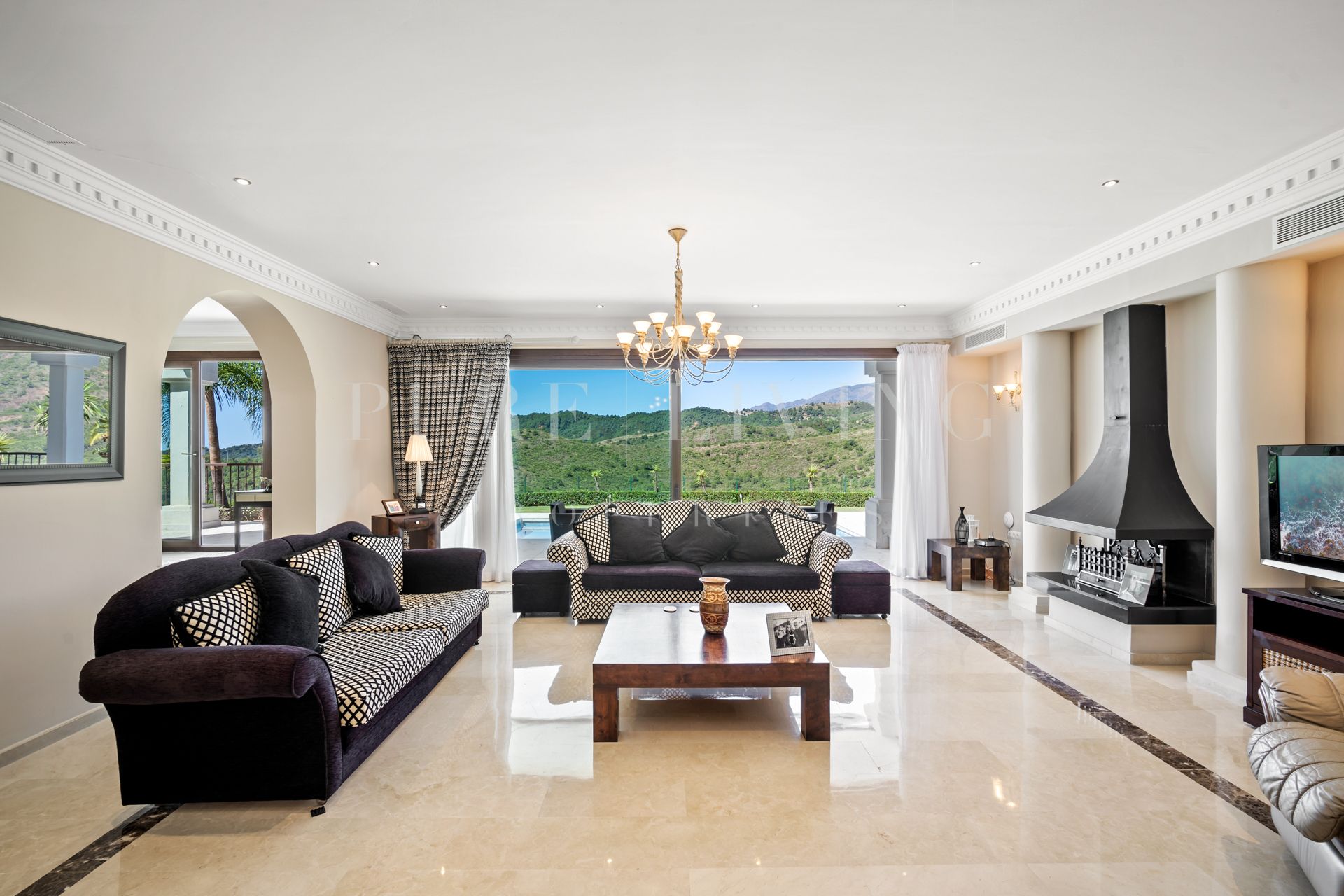 Schitterende villa met zes slaapkamers en uitzicht op zee en de bergen in Monte Mayor Country Club, Benahavis