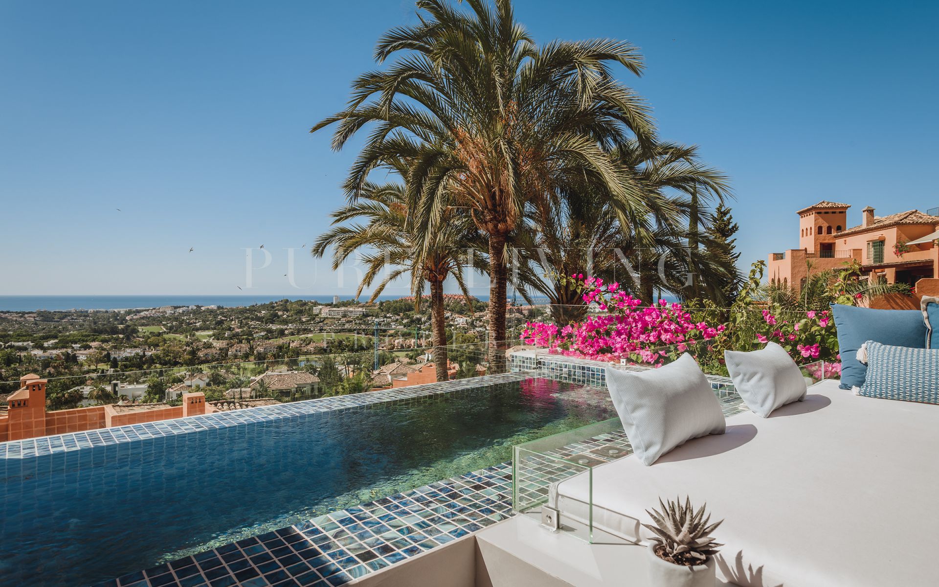 Ruim duplex penthouse met drie slaapkamers en adembenemend uitzicht in Los Belvederes, Nueva Andalucia