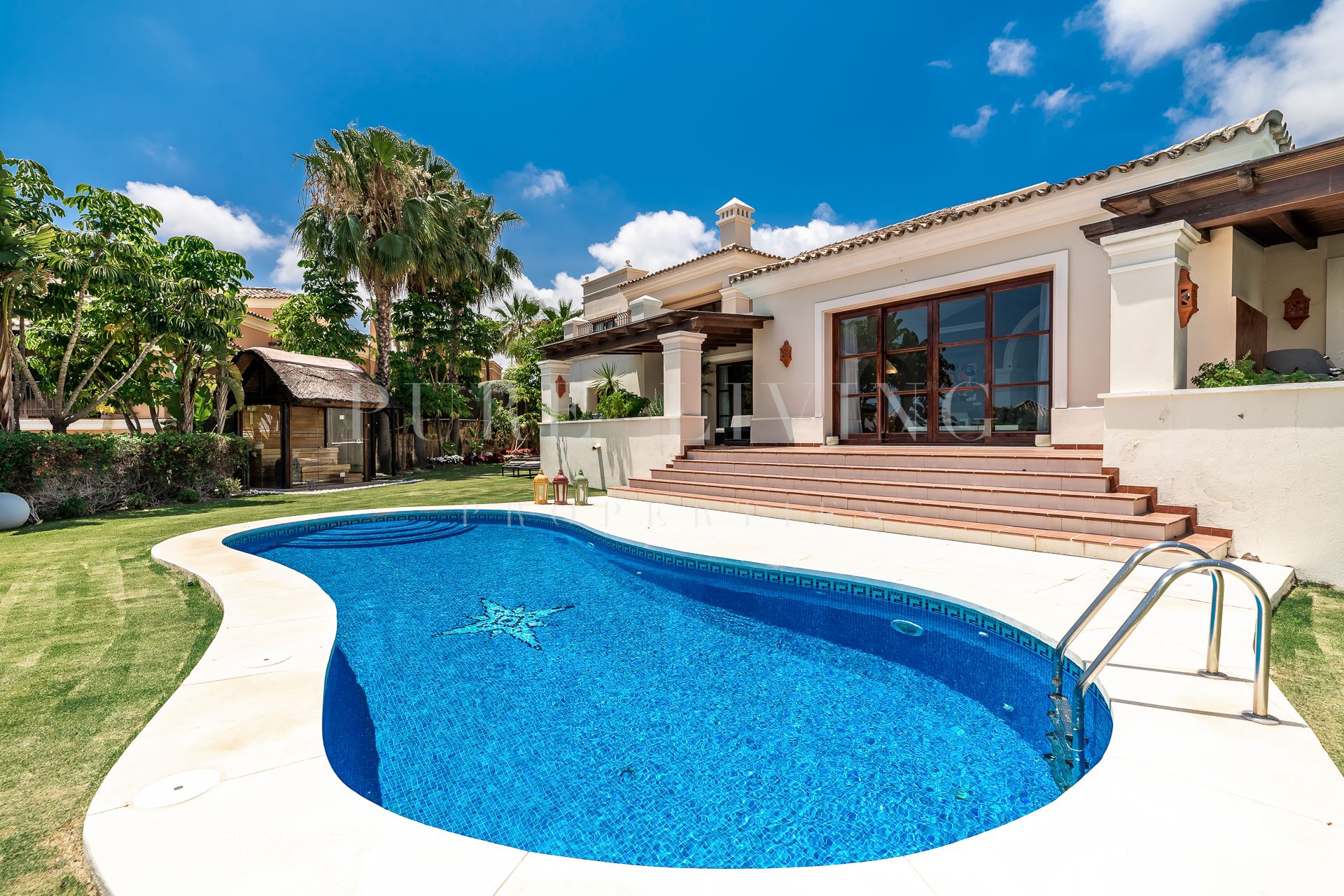 Elegant six bedroom villa with beautiful views in Nueva Andalucia