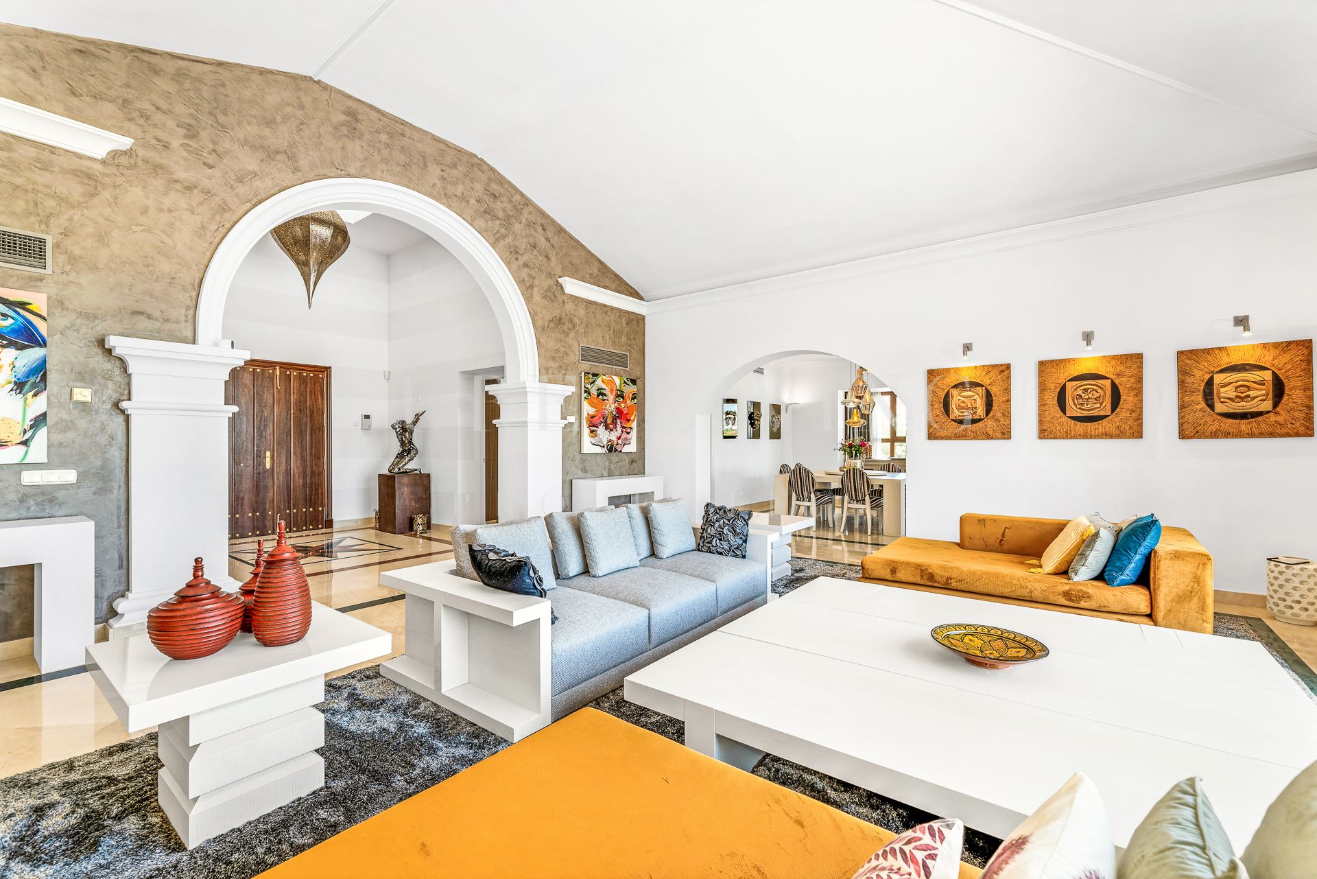 Elegant six bedroom villa with beautiful views in Nueva Andalucia