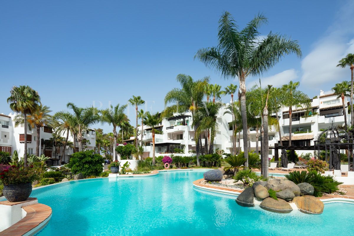 Stunning beachside four bedroom apartment in Marina Puente Romano