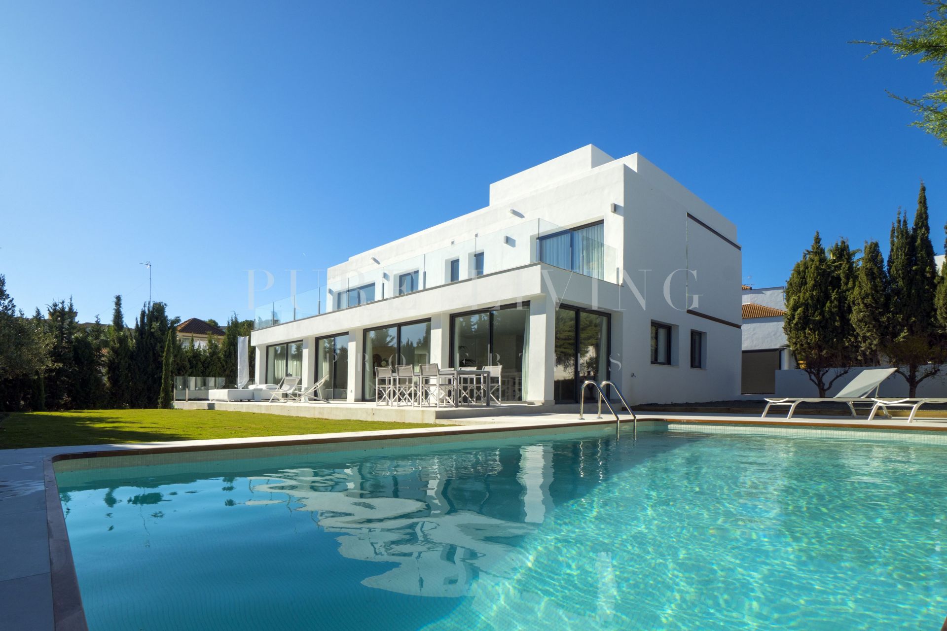 Villa de cinco dormitorios recientemente renovada en Nueva Andalucia