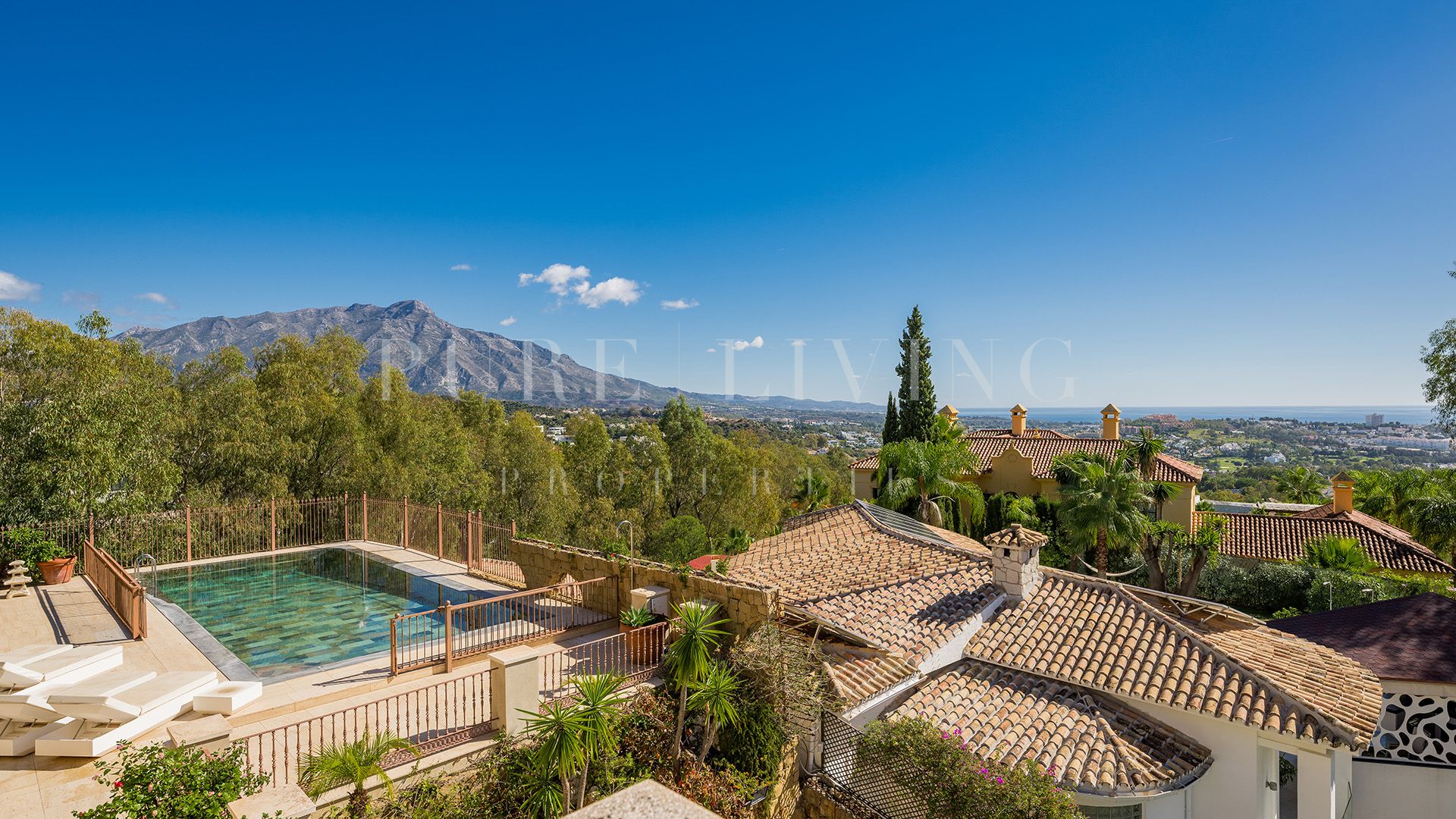 Prachtige villa met ongelooflijk panoramisch uitzicht, gelegen in het prestigieuze El Herrojo