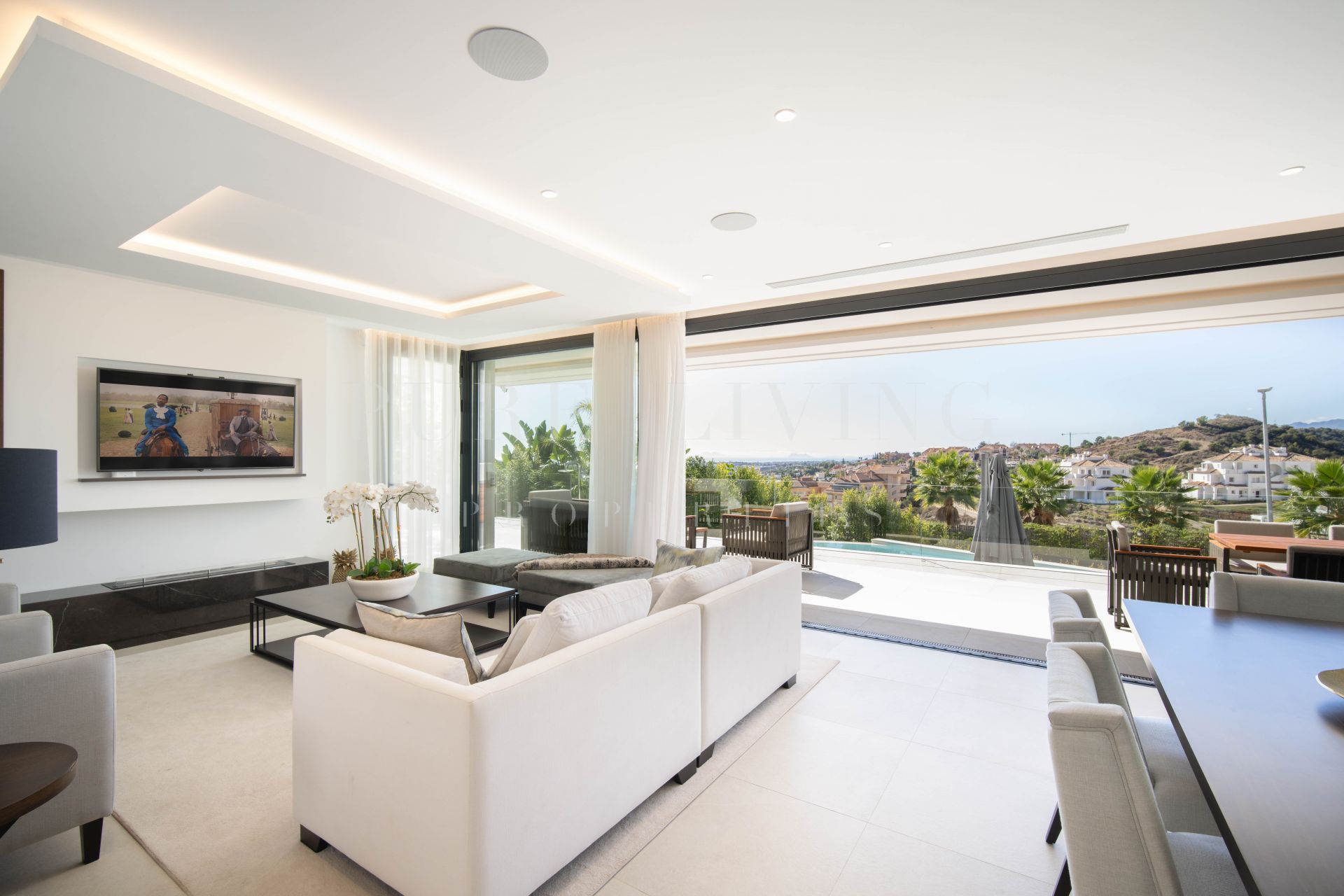 Adembenemende villa met vier slaapkamers en uitzicht op zee in Nueva Andalucía