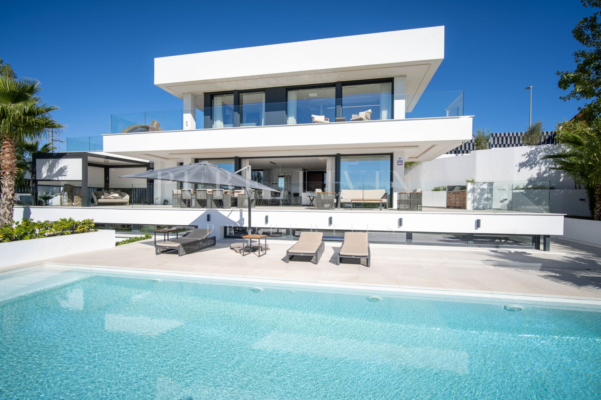 Adembenemende villa met vier slaapkamers en uitzicht op zee in Nueva Andalucía