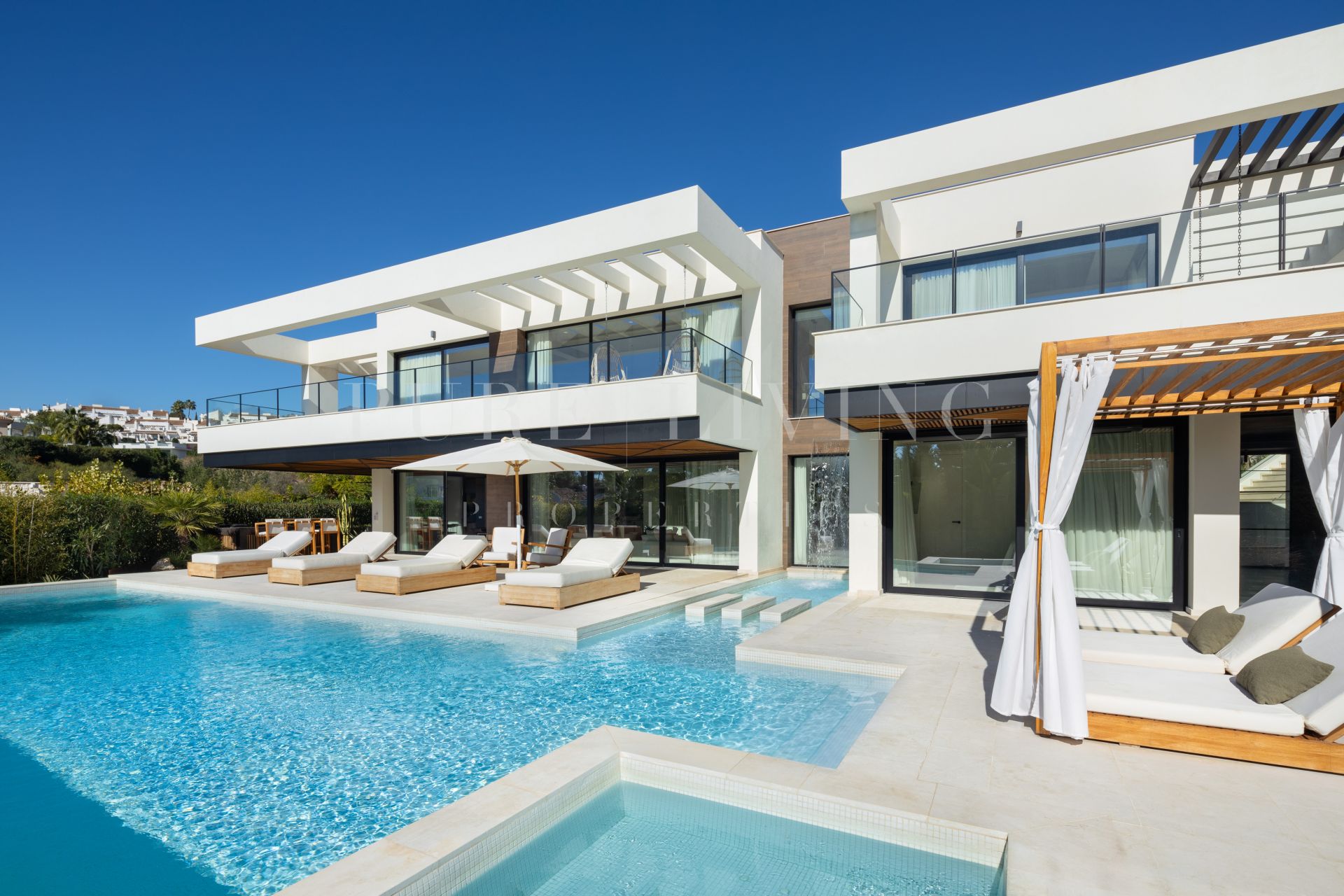 Impressive six bedroom villa for sale in La Cerquilla