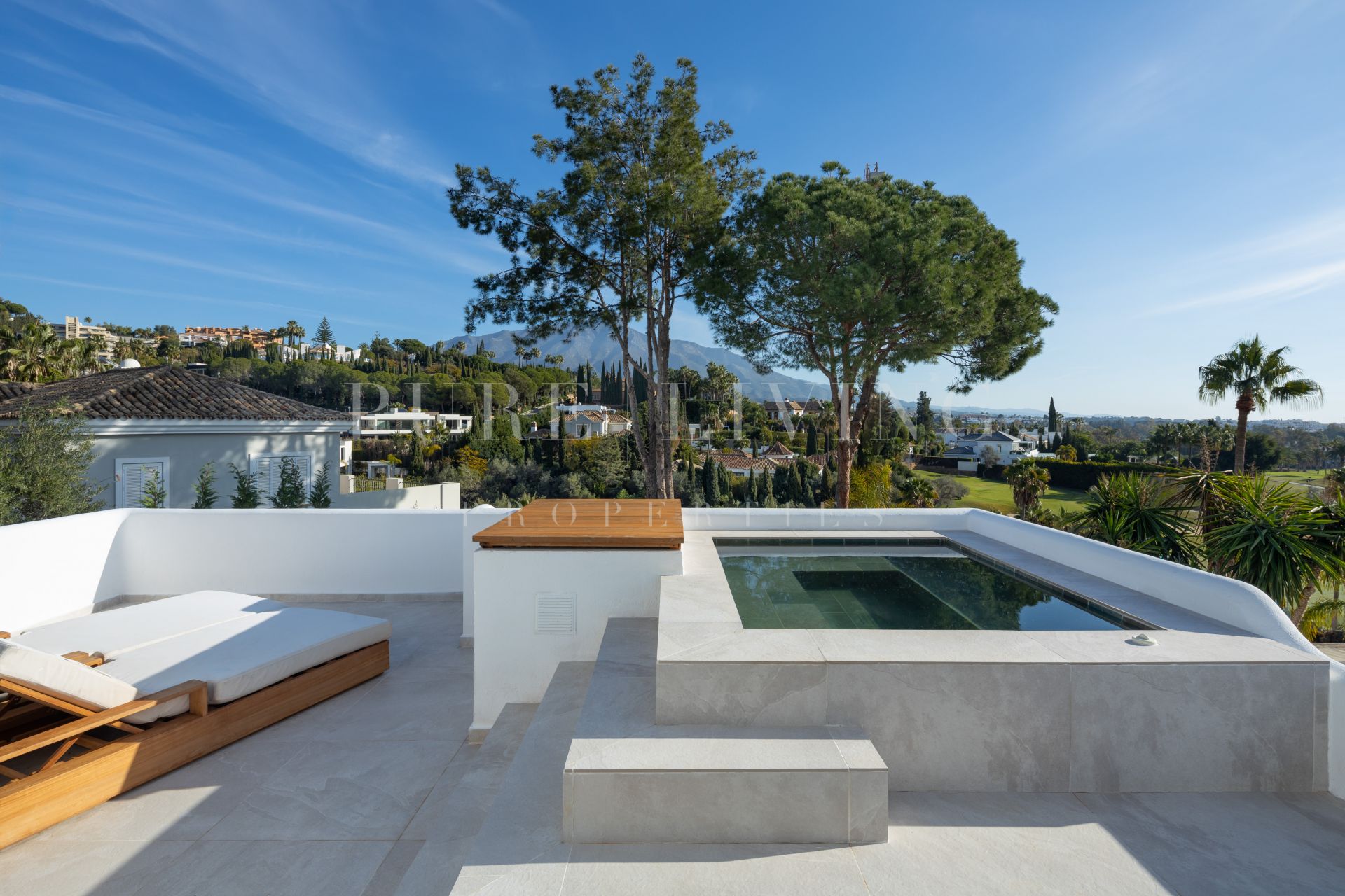 Villa moderne de quatre chambres avec vue sur la mer et le golf, située dans le prestigieux quartier de Nueva Andalucia.
