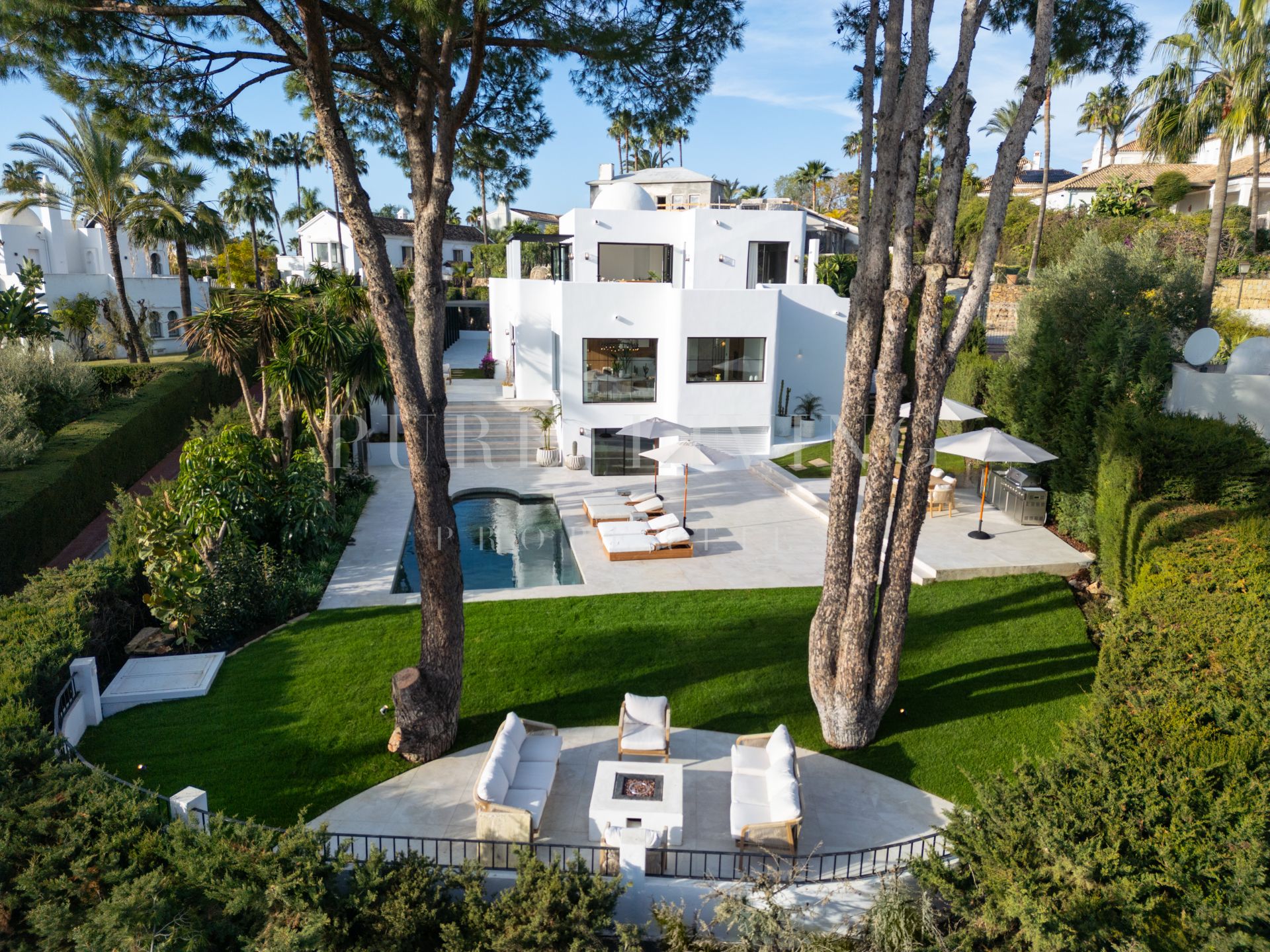 Moderne villa met vier slaapkamers en uitzicht op zee en de golfbaan in het prestigieuze Nueva Andalucia.