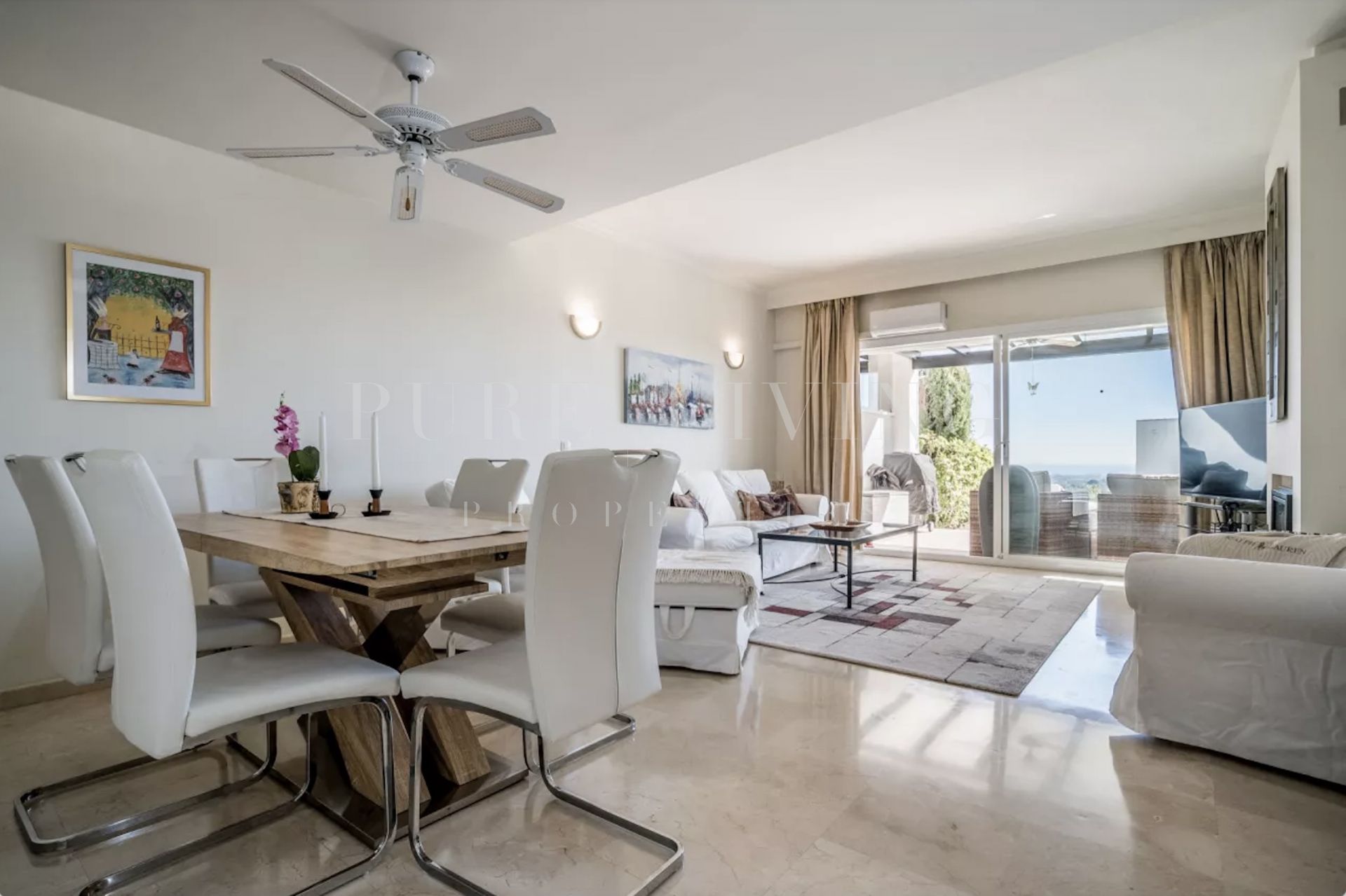 Excepcional apartamento en planta baja con impresionantes vistas al mar situado en La Quinta Village.