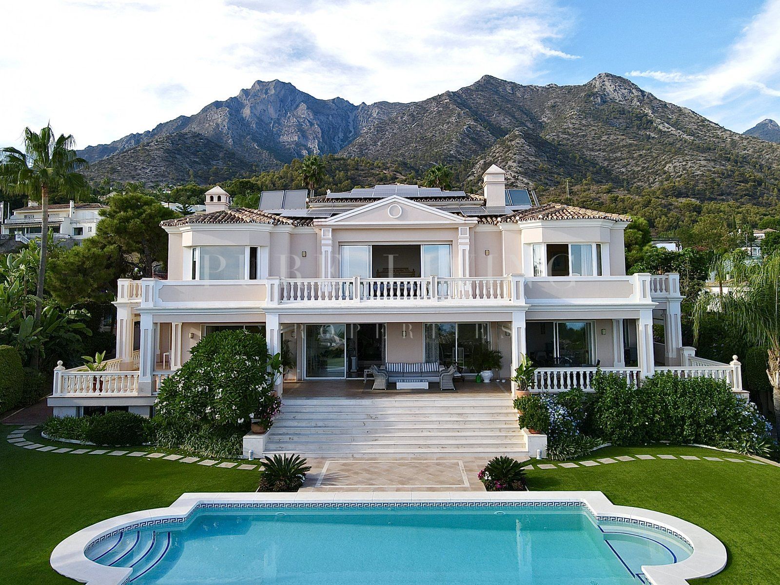 Magnificent six bedroom villa in prestigious with panoramic views Cascada de Camojan