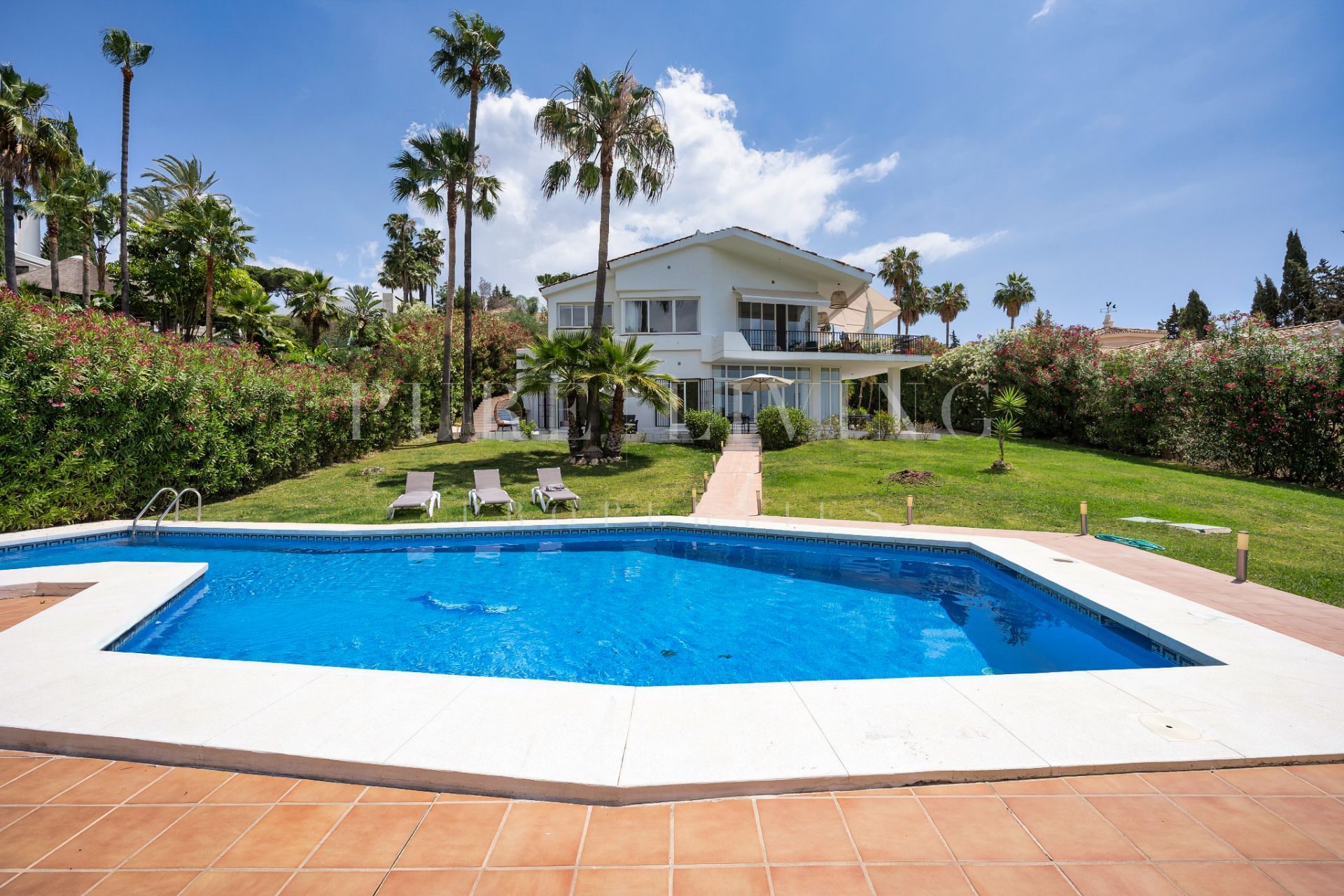 Elegante villa de cuatro dormitorios en primera línea de golf en Los Naranjos, Nueva Andalucía