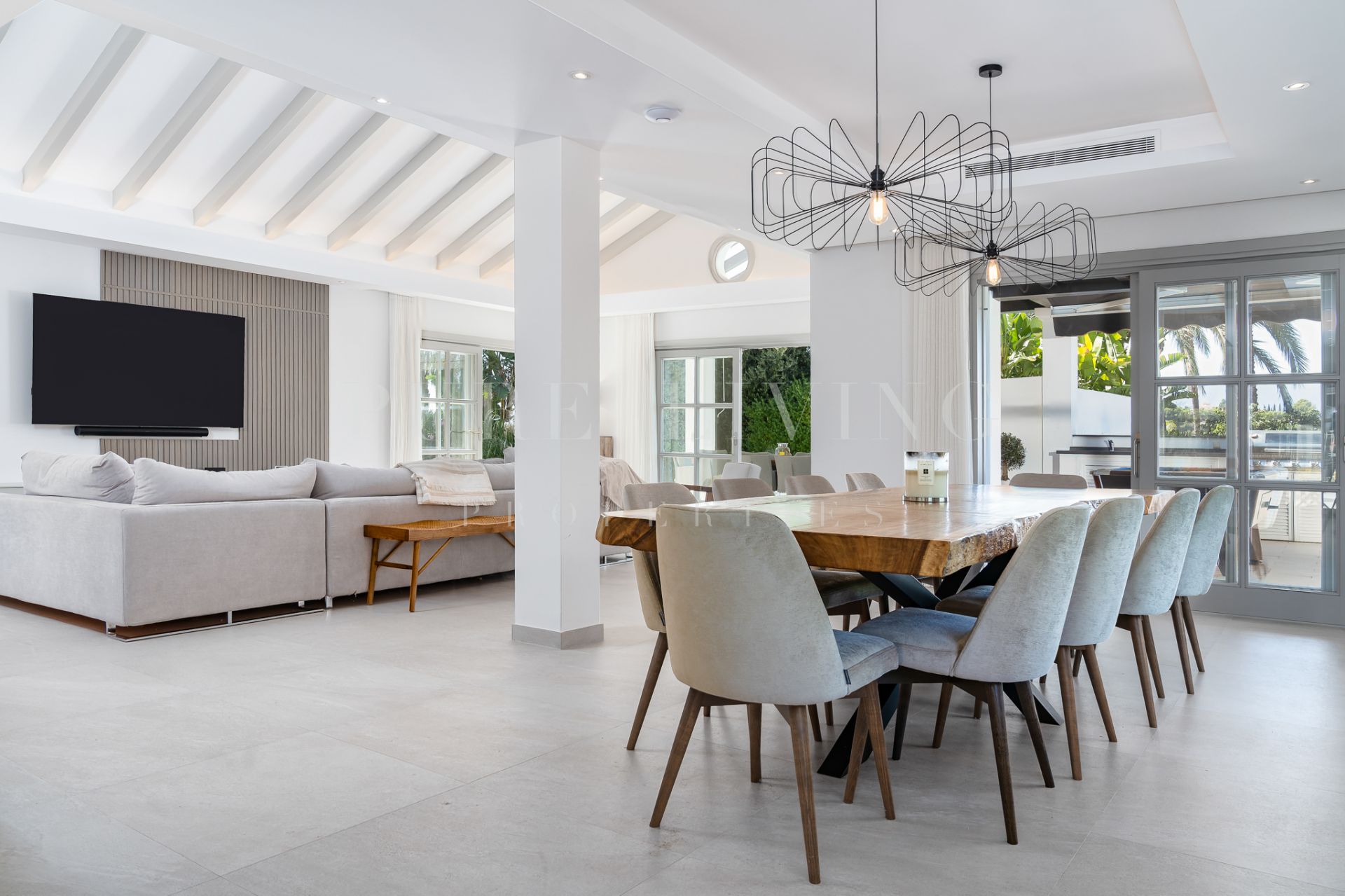 Stunning luxury six bedroom villa in Los Naranjos Golf