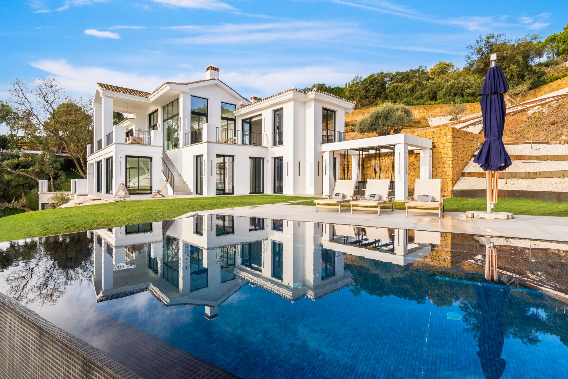 La villa ultime à l'allure très contemporaine, située dans l'urbanisation résidentielle la plus exclusive d'Europe, La Zagaleta.