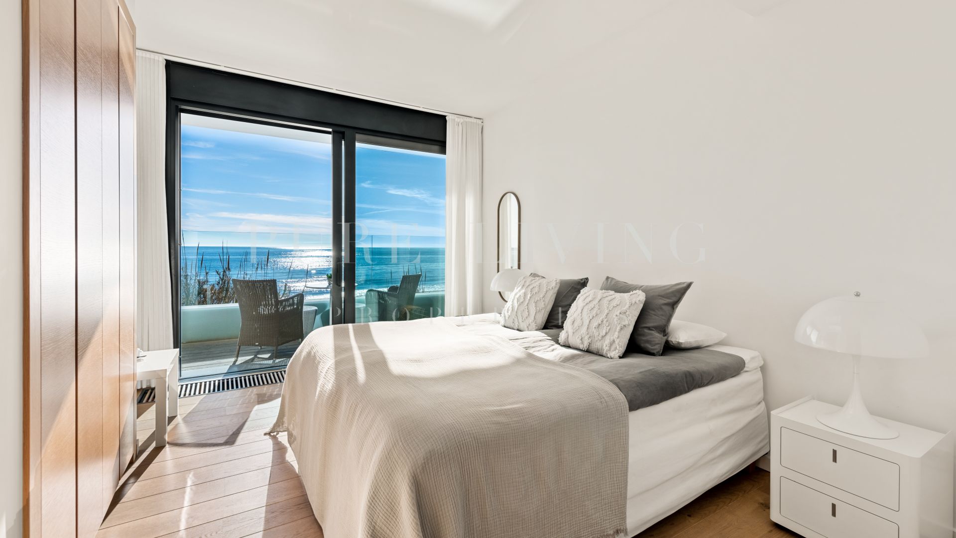 Uitstekende front line strand villa met zes slaapkamers in Costabella