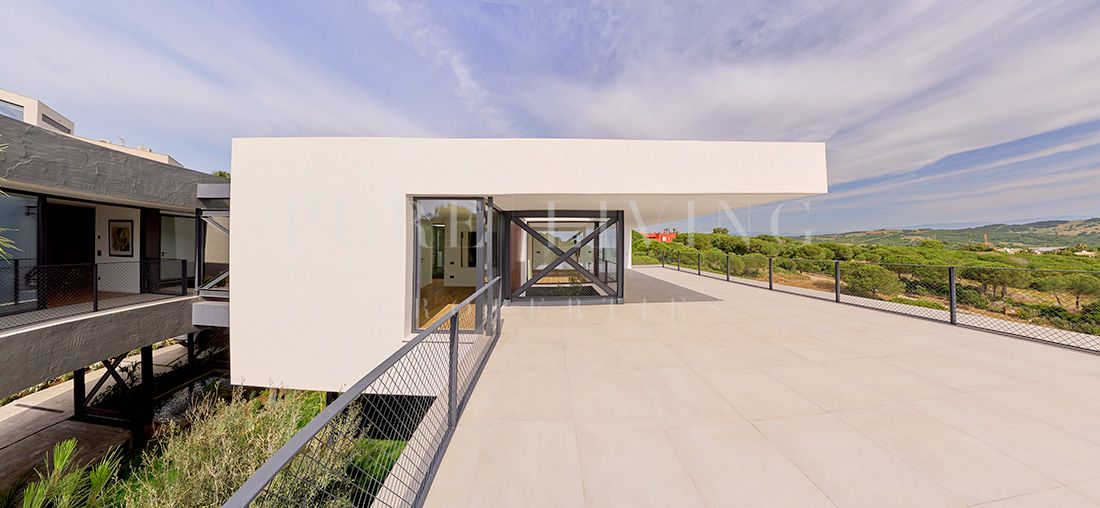 Espectacular villa moderna con vistas panorámicas al mar y al golf en Sotogrande