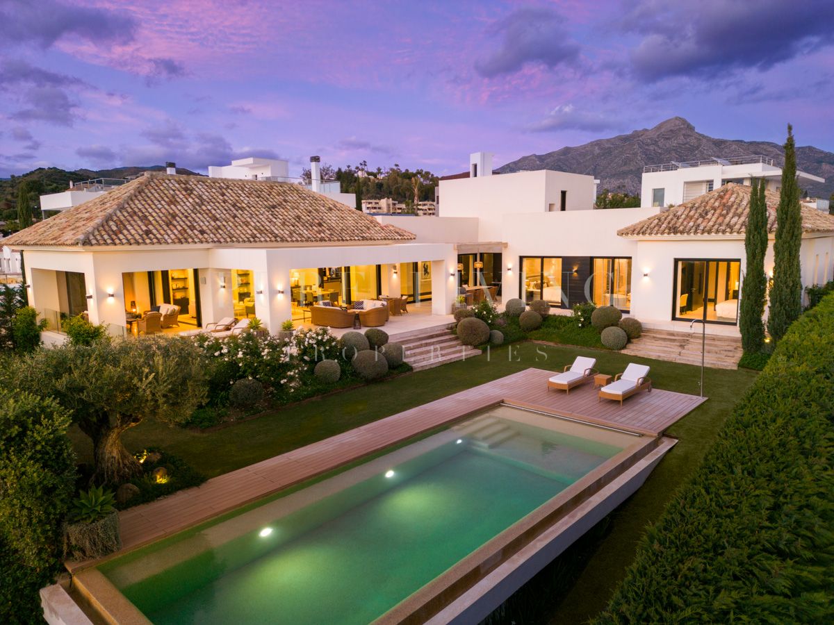 Volledig gerenoveerde familievilla met zeezicht in het hart van de Golf Valley, Nueva Andalucia.