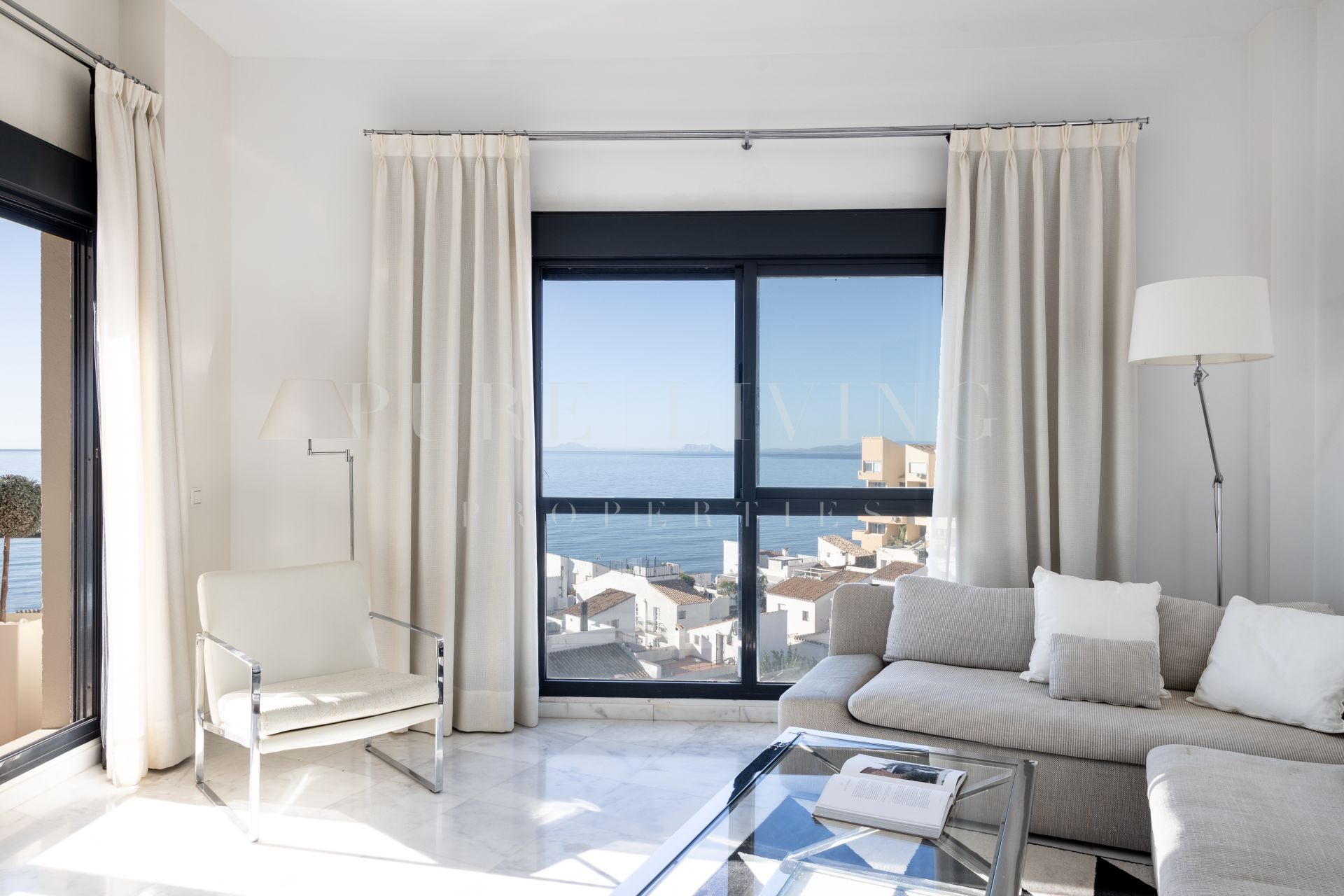 Superbe penthouse de trois chambres en bord de mer à Guadalmansa, Estepona