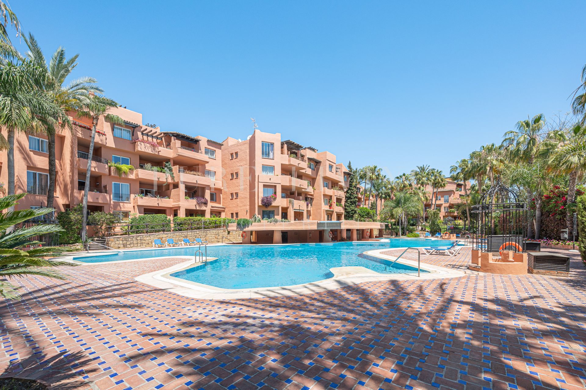 Impresionante apartamento de 3 dormitorios con fantásticas vistas a la piscina en Oasis de Marbella