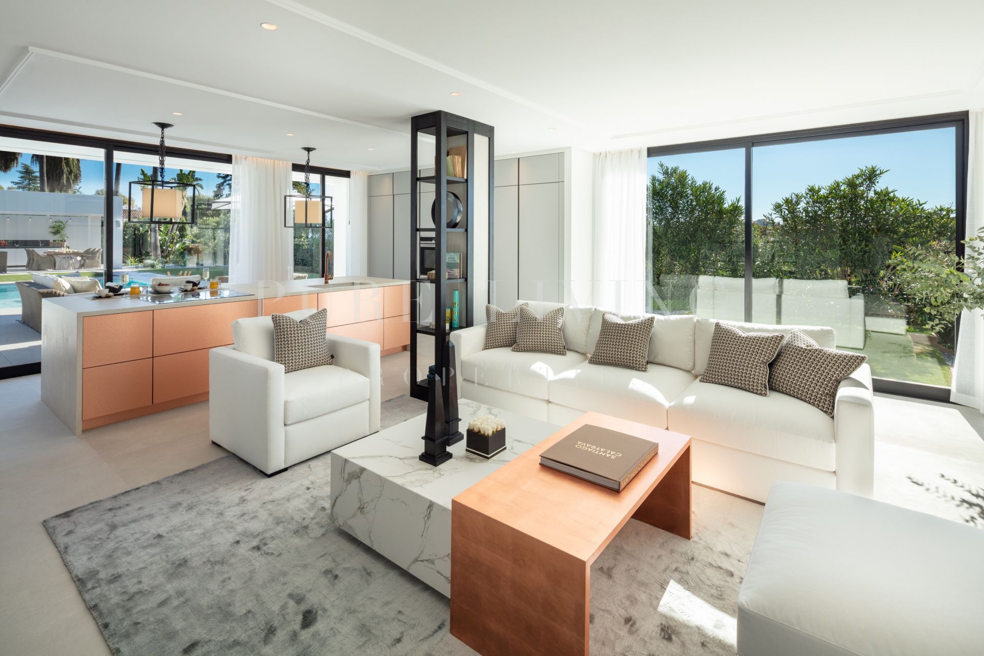Cette superbe villa de luxe de quatre chambres est située dans la prestigieuse région de Nueva Andalucia.