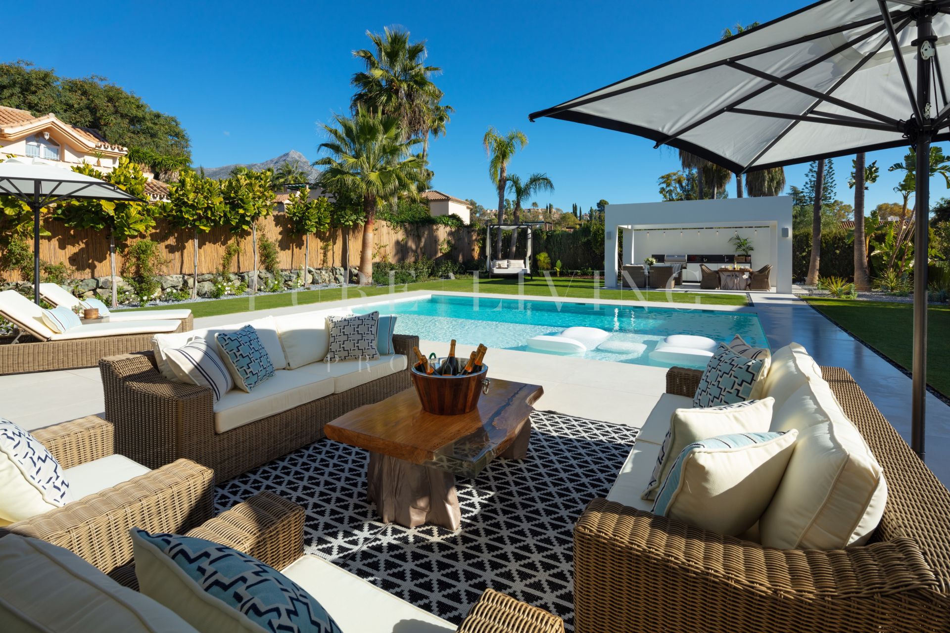 Cuatro dormitorios impresionante villa de lujo está situado en la prestigiosa zona de Nueva Andalucía.