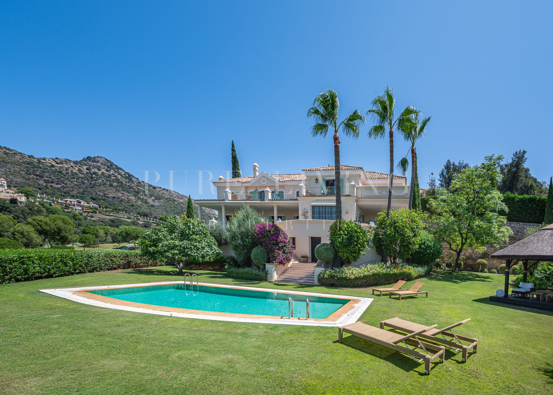 Spectaculaire villa de rêve avec vue panoramique dans le Marbella Club Golf Resort.