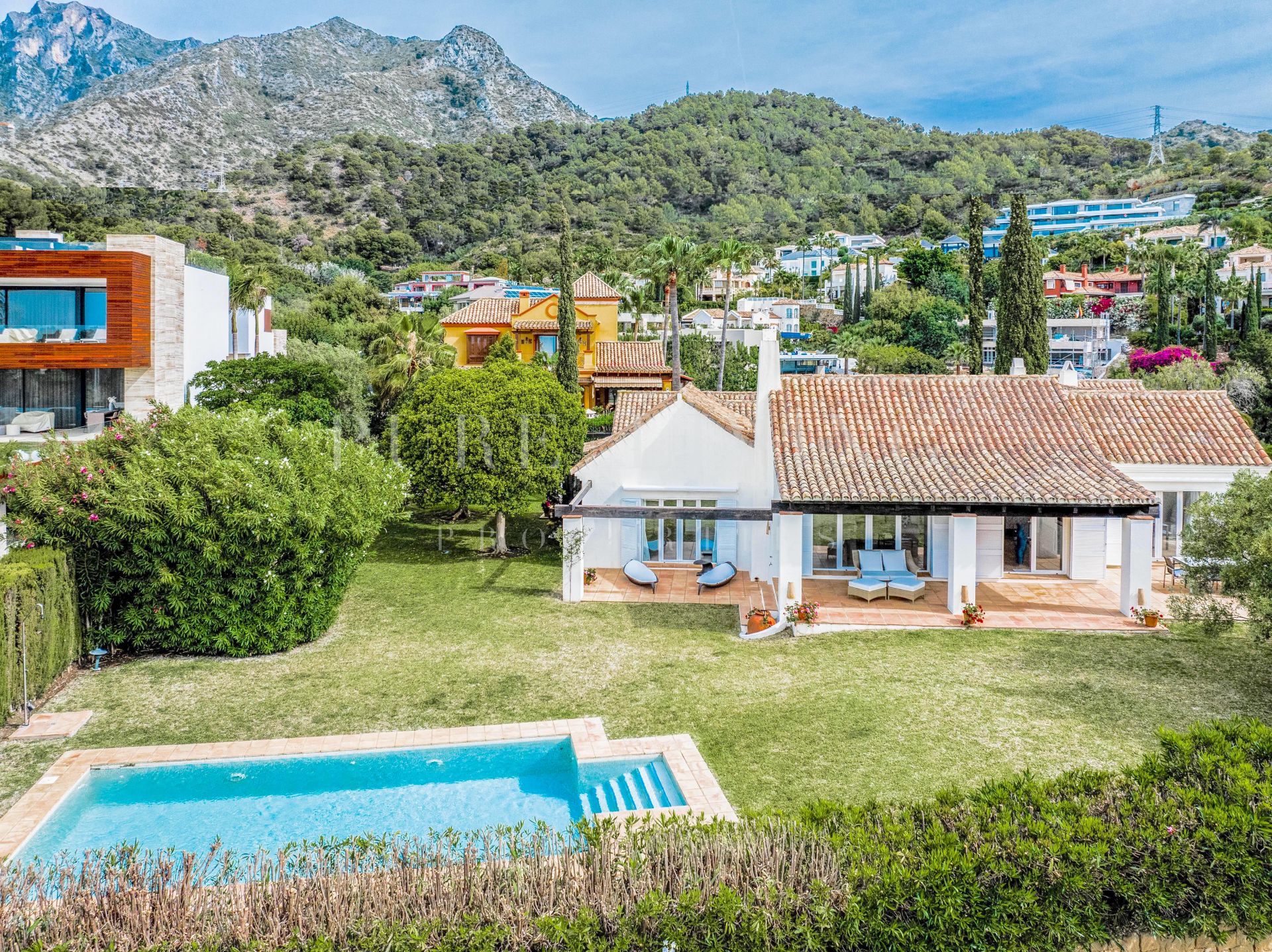 Charming mediterranean villa for sale on one level in Cascada de Camojan