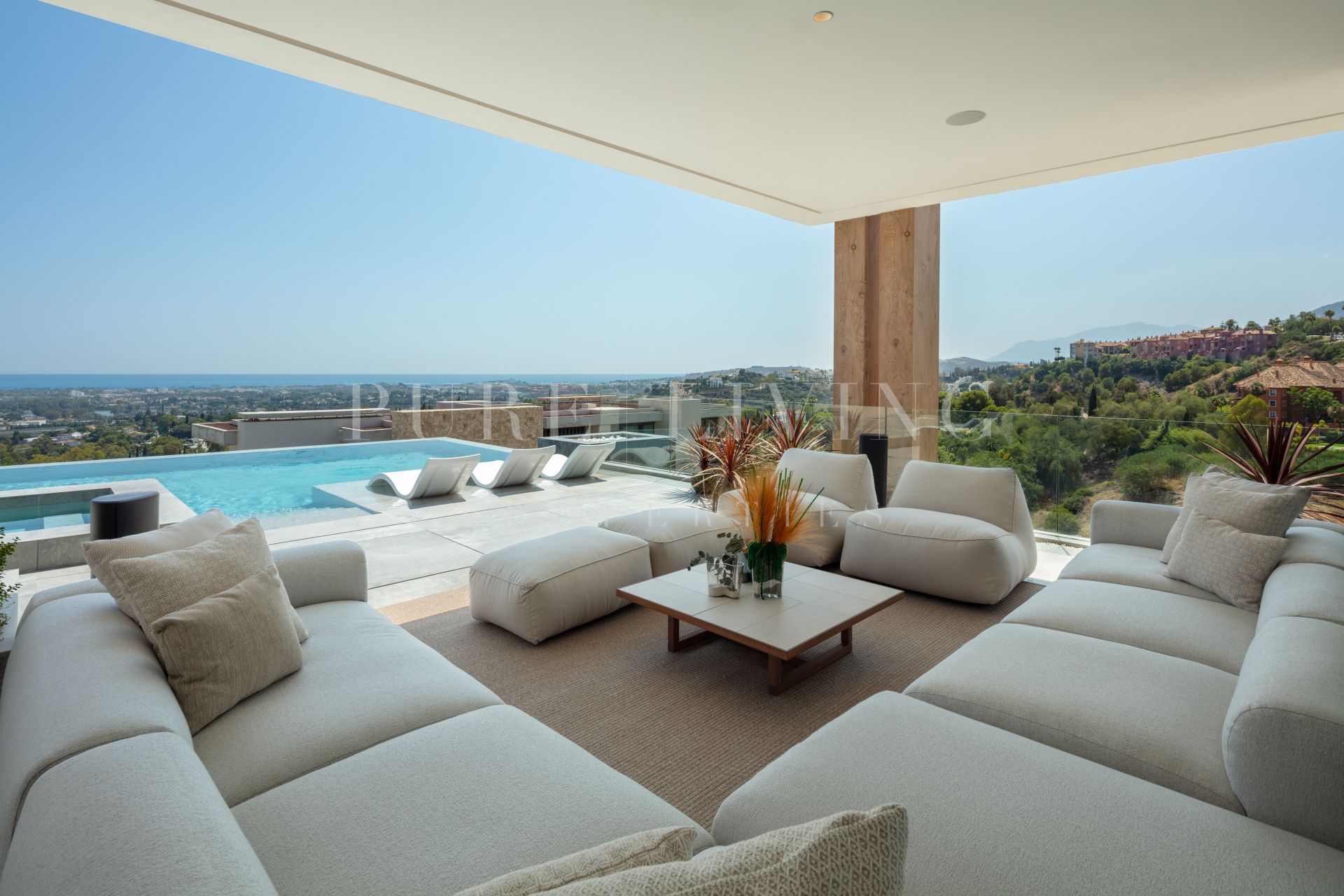 Un chef-d'œuvre d'architecture moderne se dresse sur les collines de La Quinta.