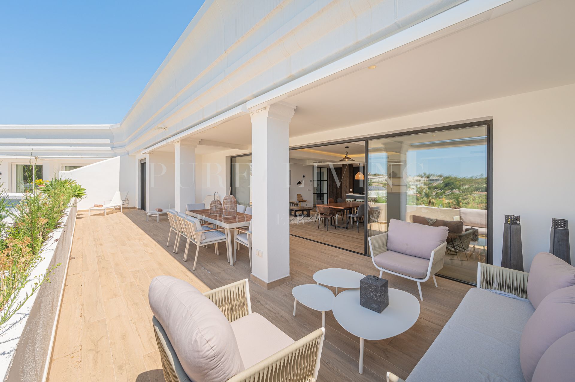 Ático de lujo de 4 habitaciones con vista al campo de golf en Nueva Andalucía, Marbella.