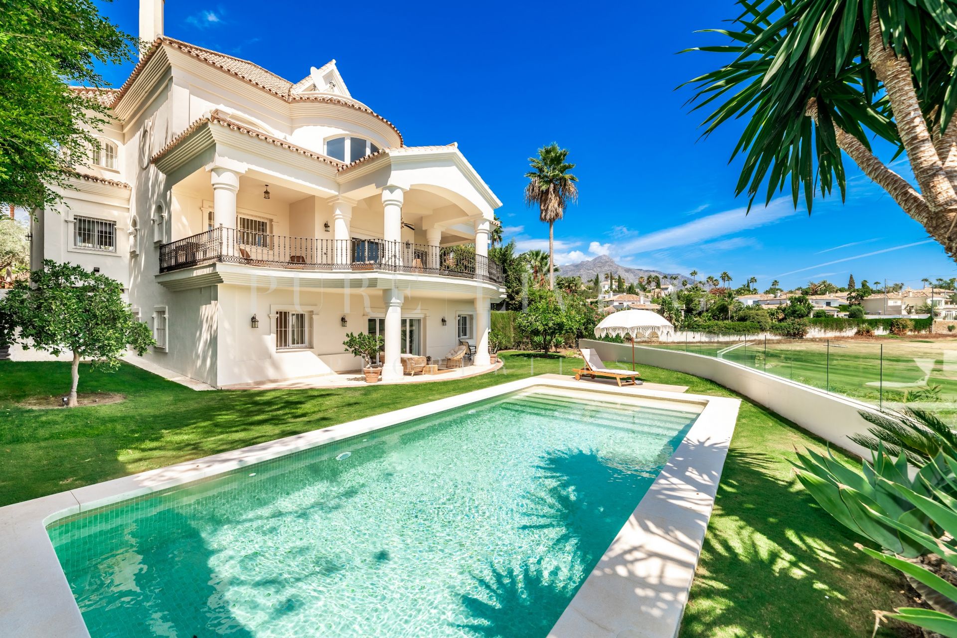 Lujosa villa de siete dormitorios en primera línea de golf en la prestigiosa Nueva Andalucía