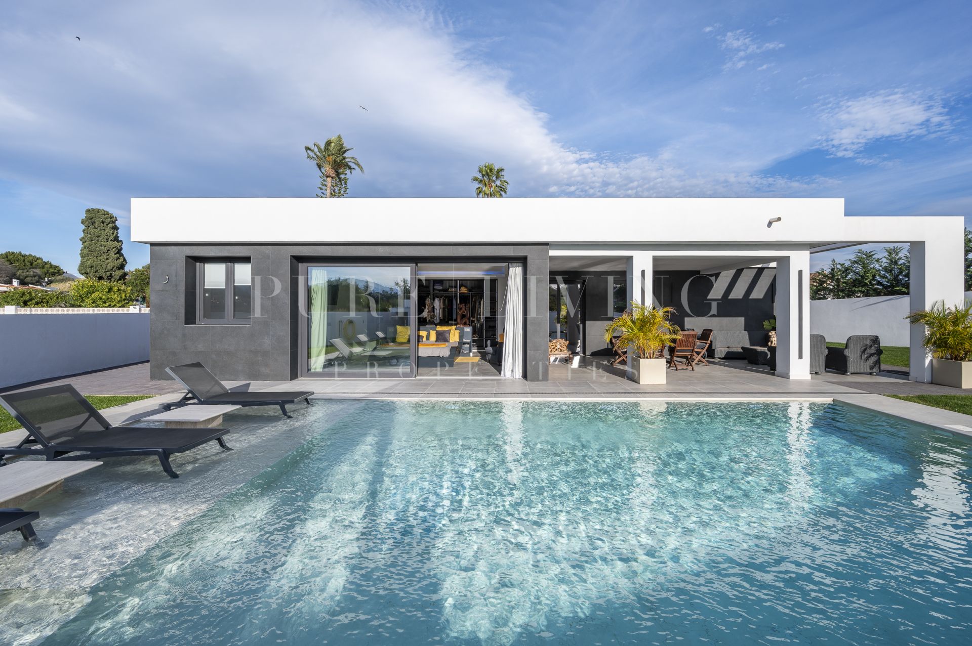Exceptionally renovated three bedroom villa, superbly located on the beachside in San Pedro de Alcántara