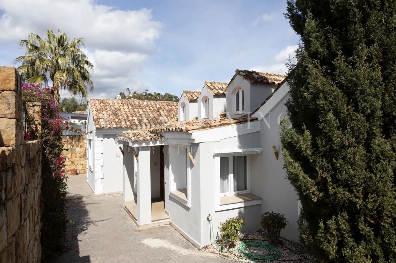 Exquisita villa de cuatro dormitorios con amplias vistas panorámicas, situada en Nueva Andalucía