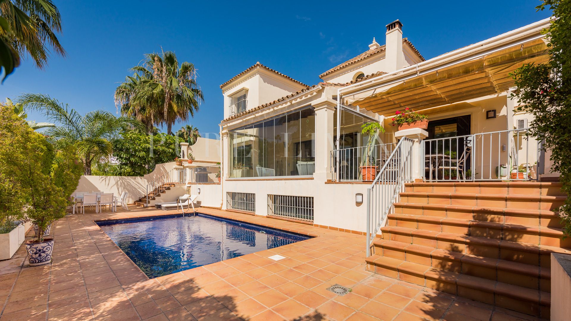 Excellente villa de quatre chambres située dans le quartier très recherché de Nueva Andalucía.