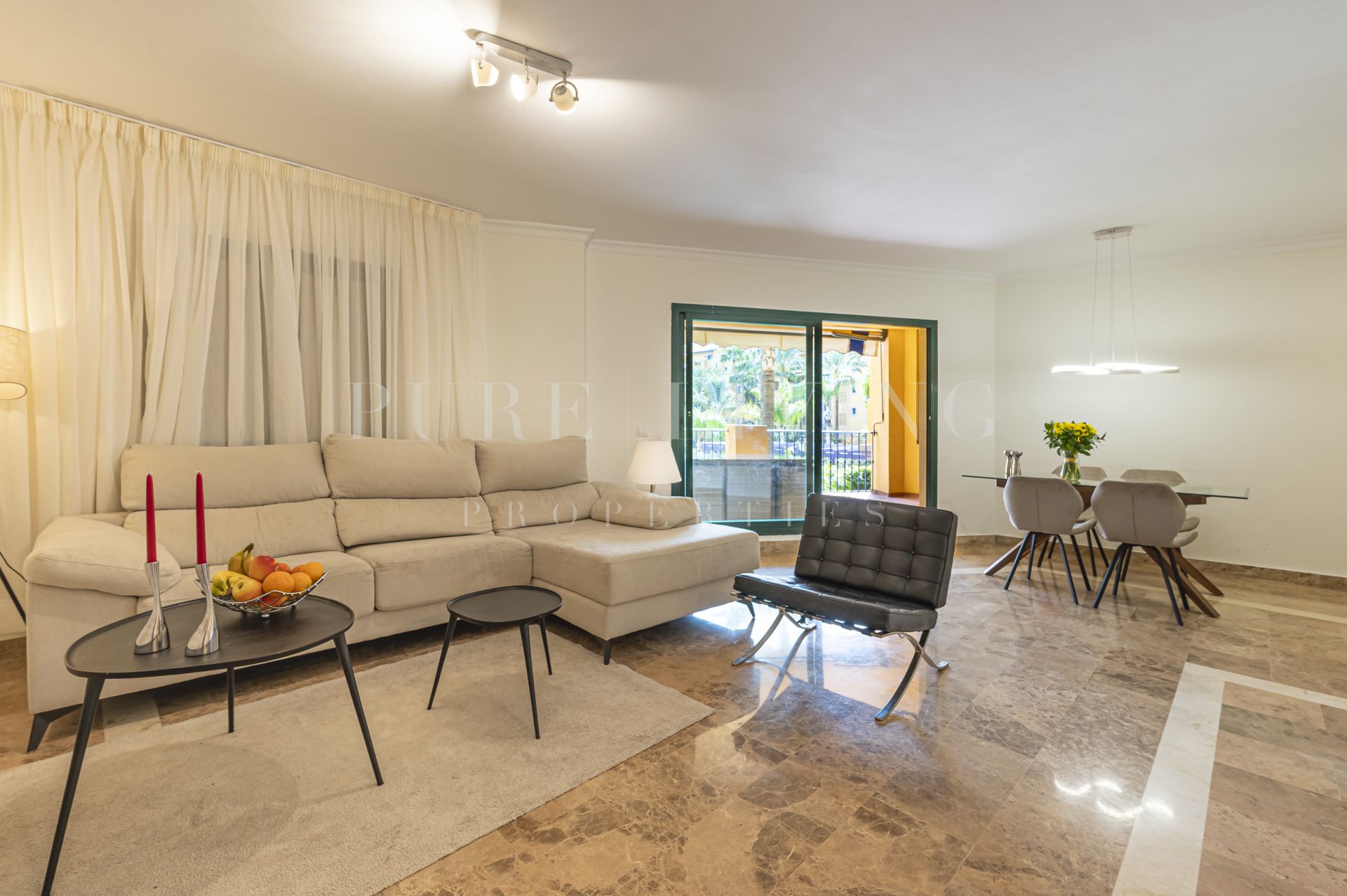 Impresionante apartamento de cuatro dormitorios situado en una ubicación privilegiada en Cortijo Blanco, San Pedro de Alcántara.