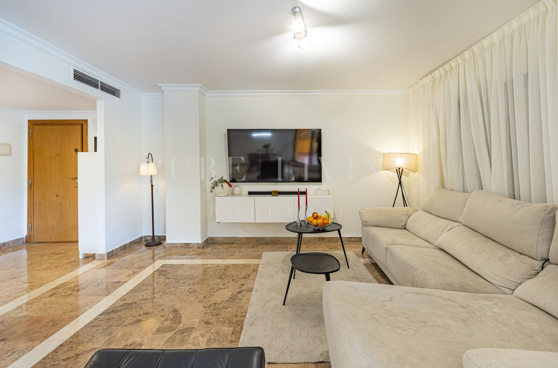 Impresionante apartamento de cuatro dormitorios situado en una ubicación privilegiada en Cortijo Blanco, San Pedro de Alcántara.