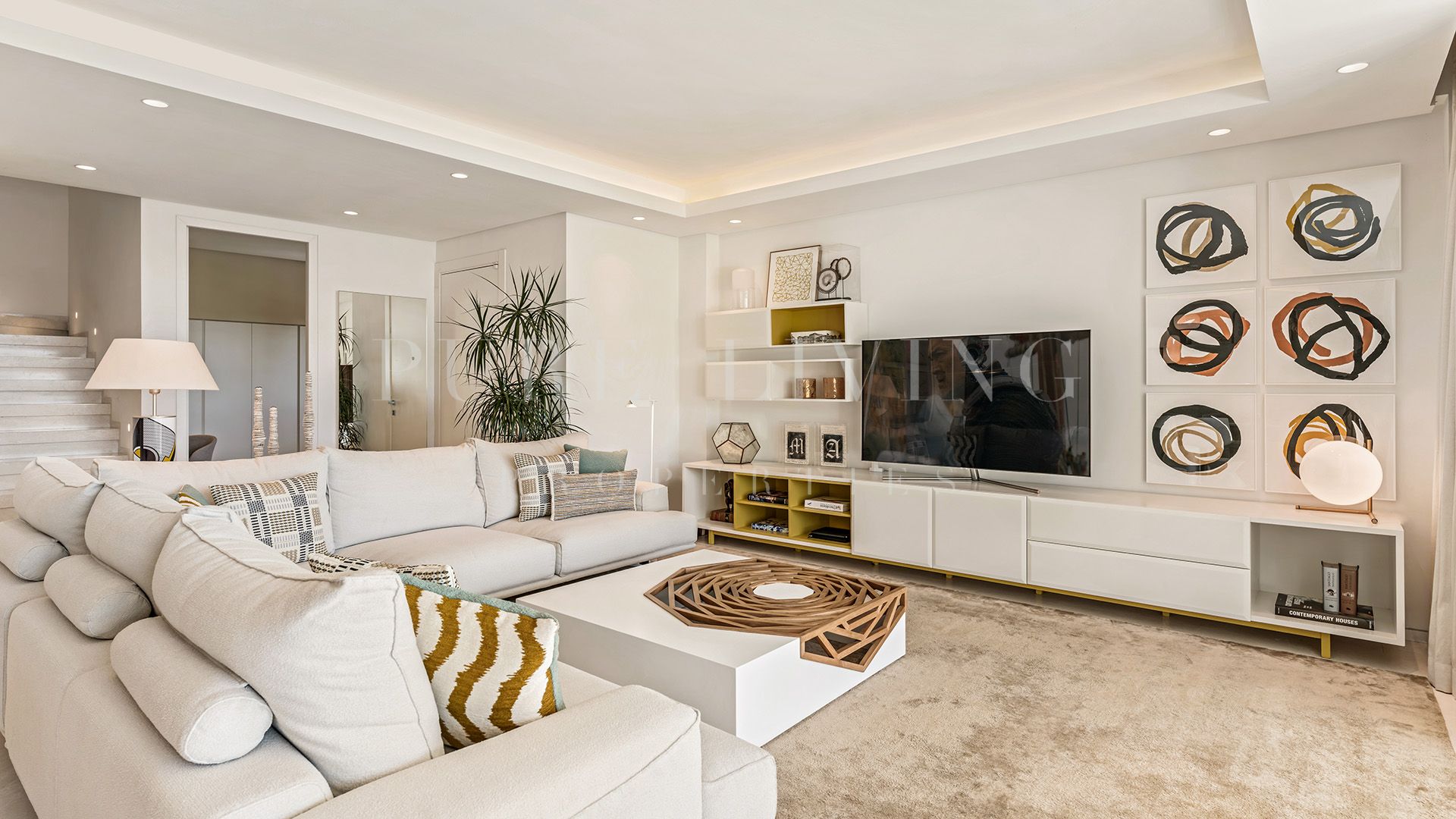 Impressive renovated family home for sale in Santa Clara Golf, Marbella