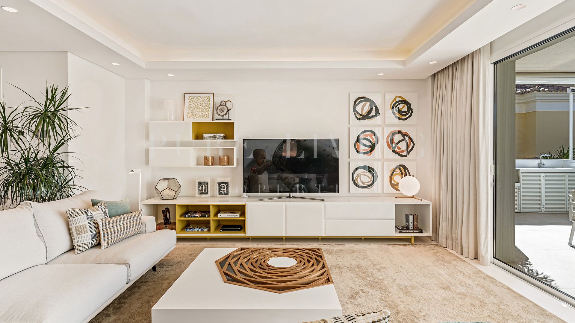 Impressive renovated family home for sale in Santa Clara Golf, Marbella