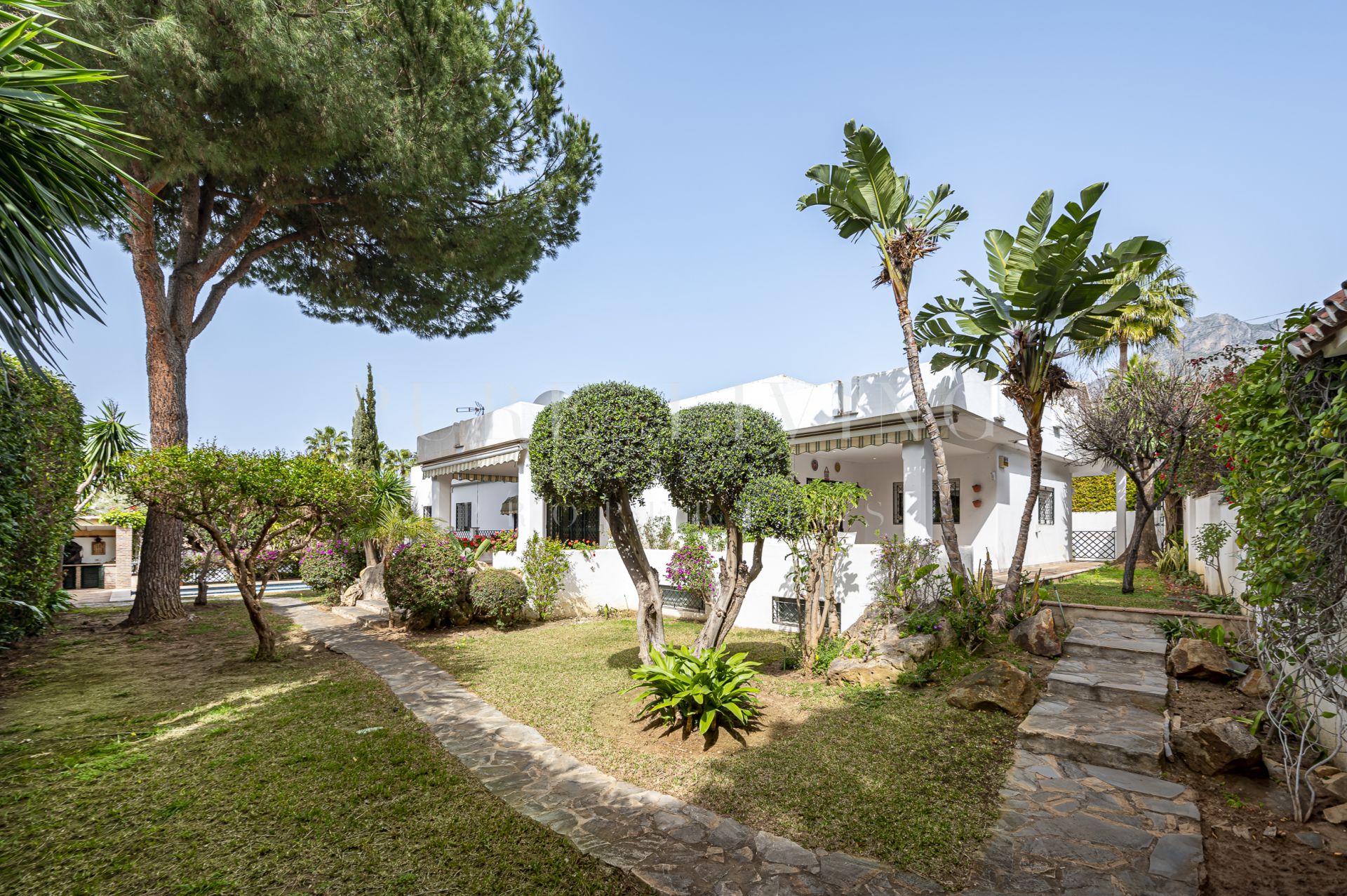Villa Mediterranea de cinco dormitorios en Nagueles con gran potencial