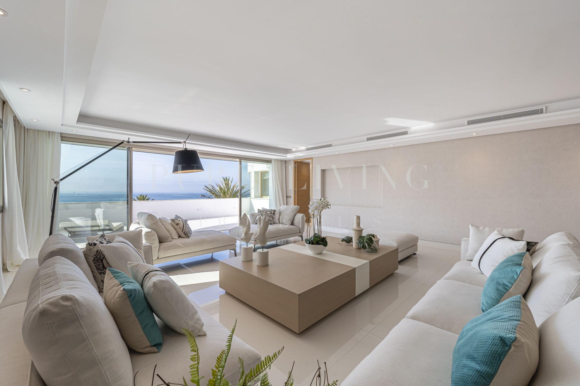 Exquis appartement de plage de première ligne à vendre, situé dans le prestigieux complexe Gray D'Albión.