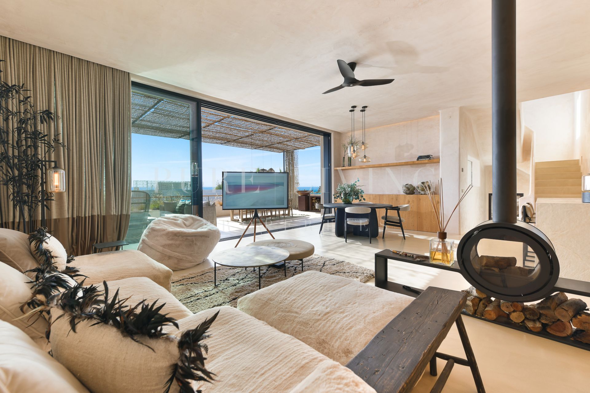 Superbe villa de quatre chambres avec une vue imprenable sur la mer, près de la plage de Marbesa, Marbella Est.