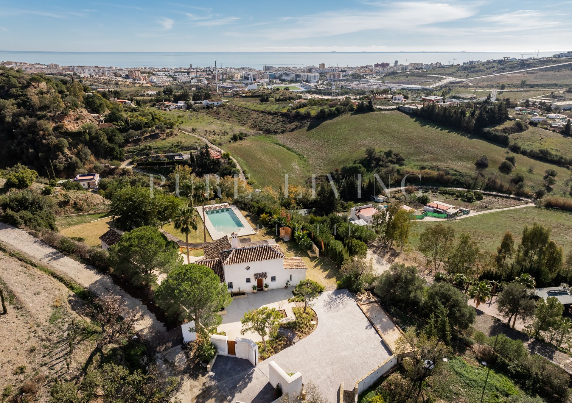 Superbe maison de retraite récemment construite avec vue panoramique dans les collines d'Estepona