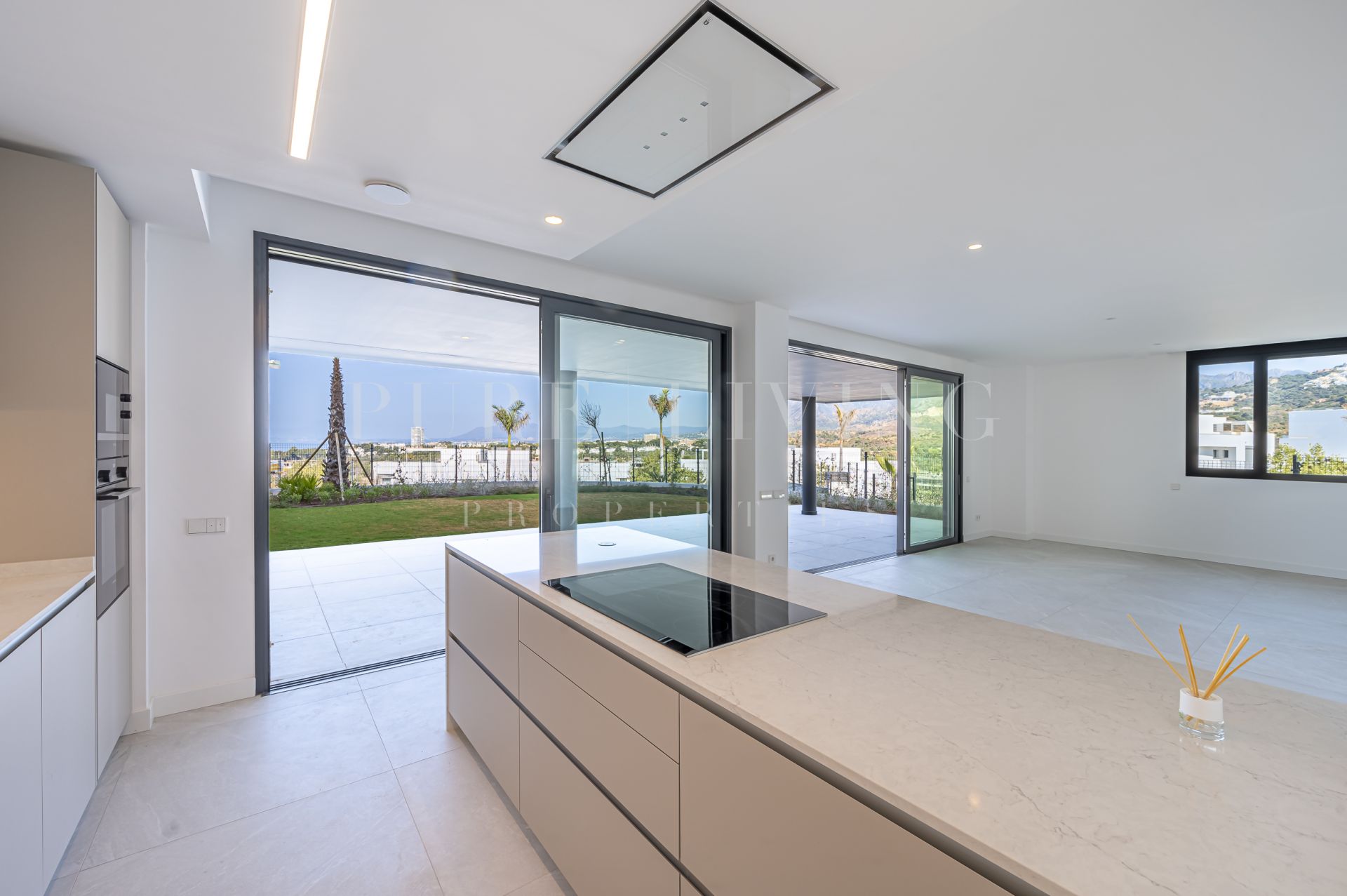 Lujoso apartamento de tres dormitorios en planta baja con impresionantes vistas al mar situado en primera, Marbella Este.