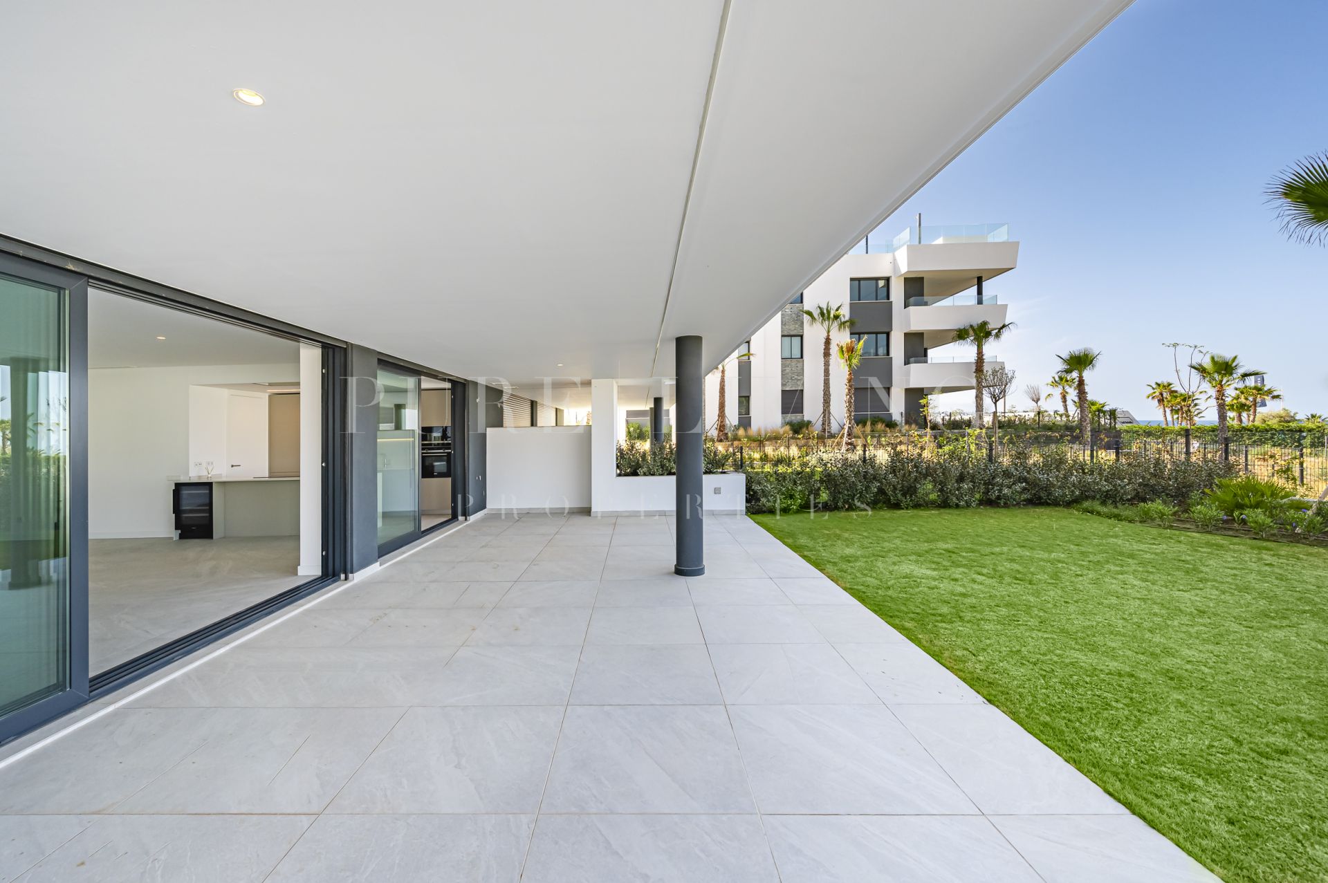 Luxueux appartement de trois chambres au rez-de-chaussée avec une vue imprenable sur la mer, situé dans le quartier de Marbella Est.