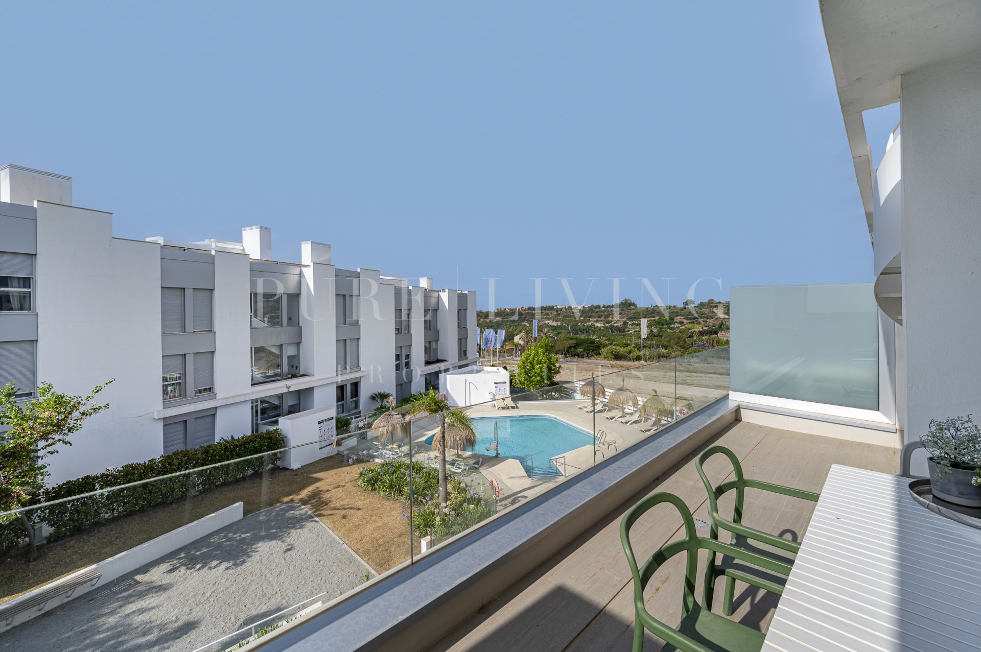 Modern penthouse met twee slaapkamers en een prachtig panoramisch uitzicht gelegen in Cancelada, Estepona East