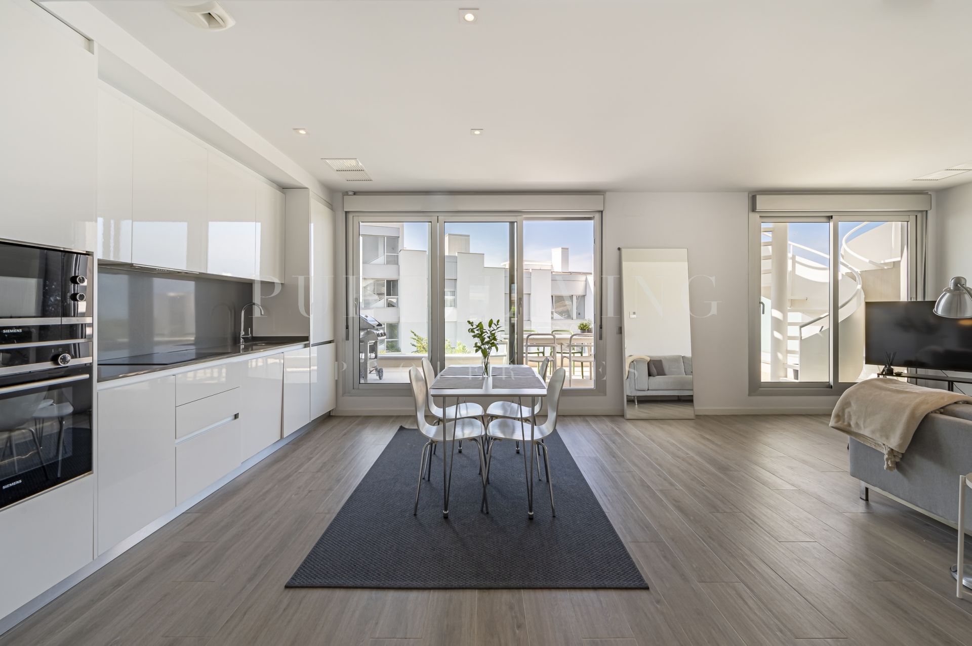 Modern penthouse met twee slaapkamers en een prachtig panoramisch uitzicht gelegen in Cancelada, Estepona East