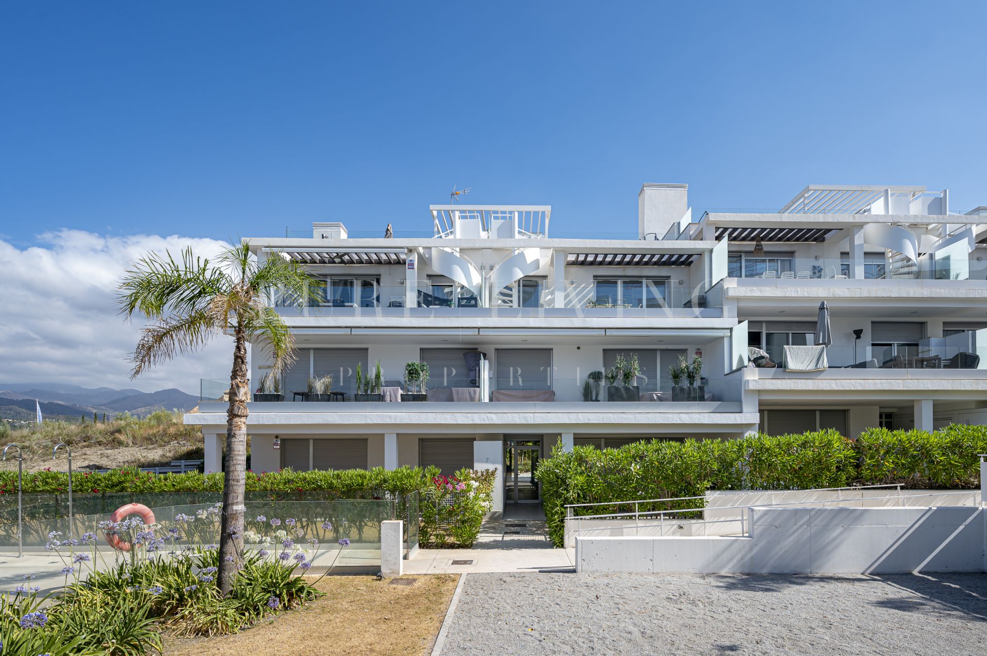 Modern penthouse met twee slaapkamers en een prachtig panoramisch uitzicht gelegen in Cancelada, Estepona East